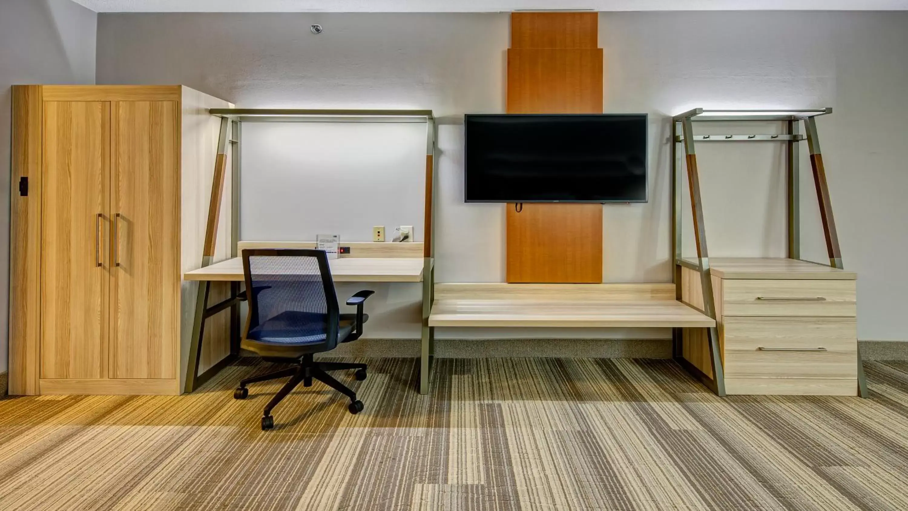 Standard King Room with Roll-In Shower - Mobility Access in Holiday Inn Express Hotel & Suites London, an IHG Hotel Standard King Room with Roll-In Shower - Mobility Access in Holiday Inn Express Hotel & Suites London, an IHG Hotel