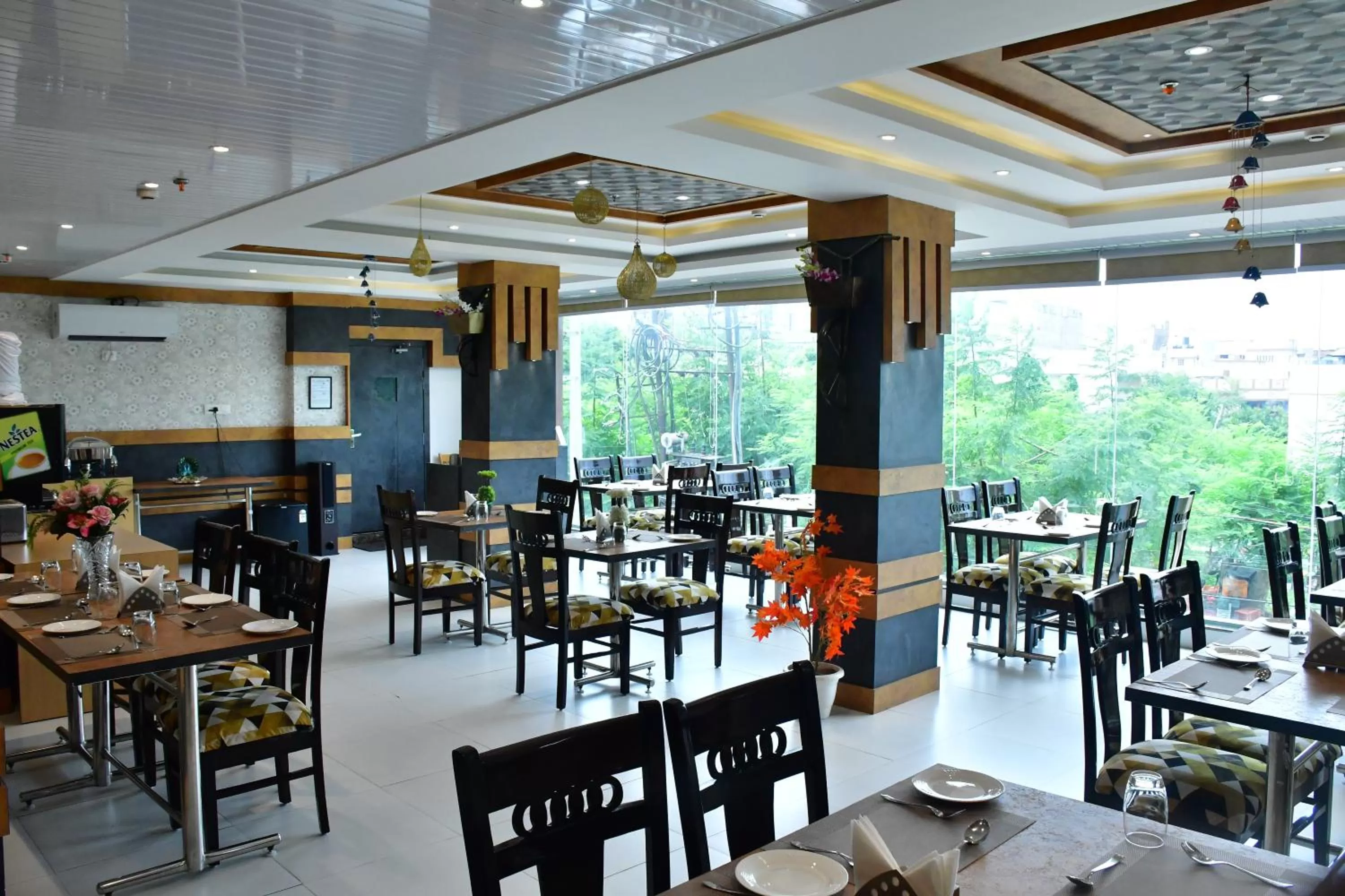 Restaurant/places to eat in Hotel Yatharth Inn