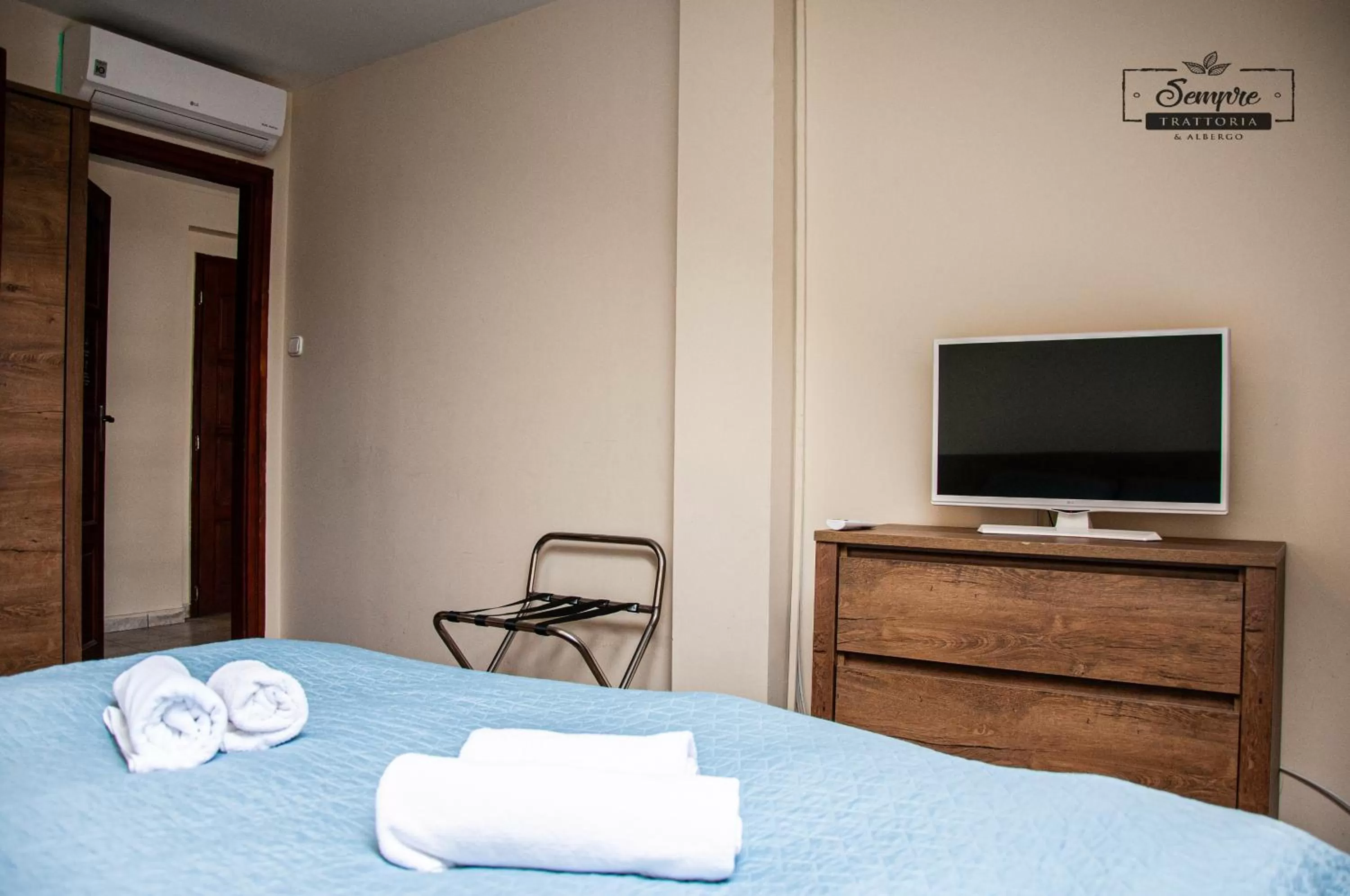 TV/Entertainment Center in Sempre Étterem És Panzió