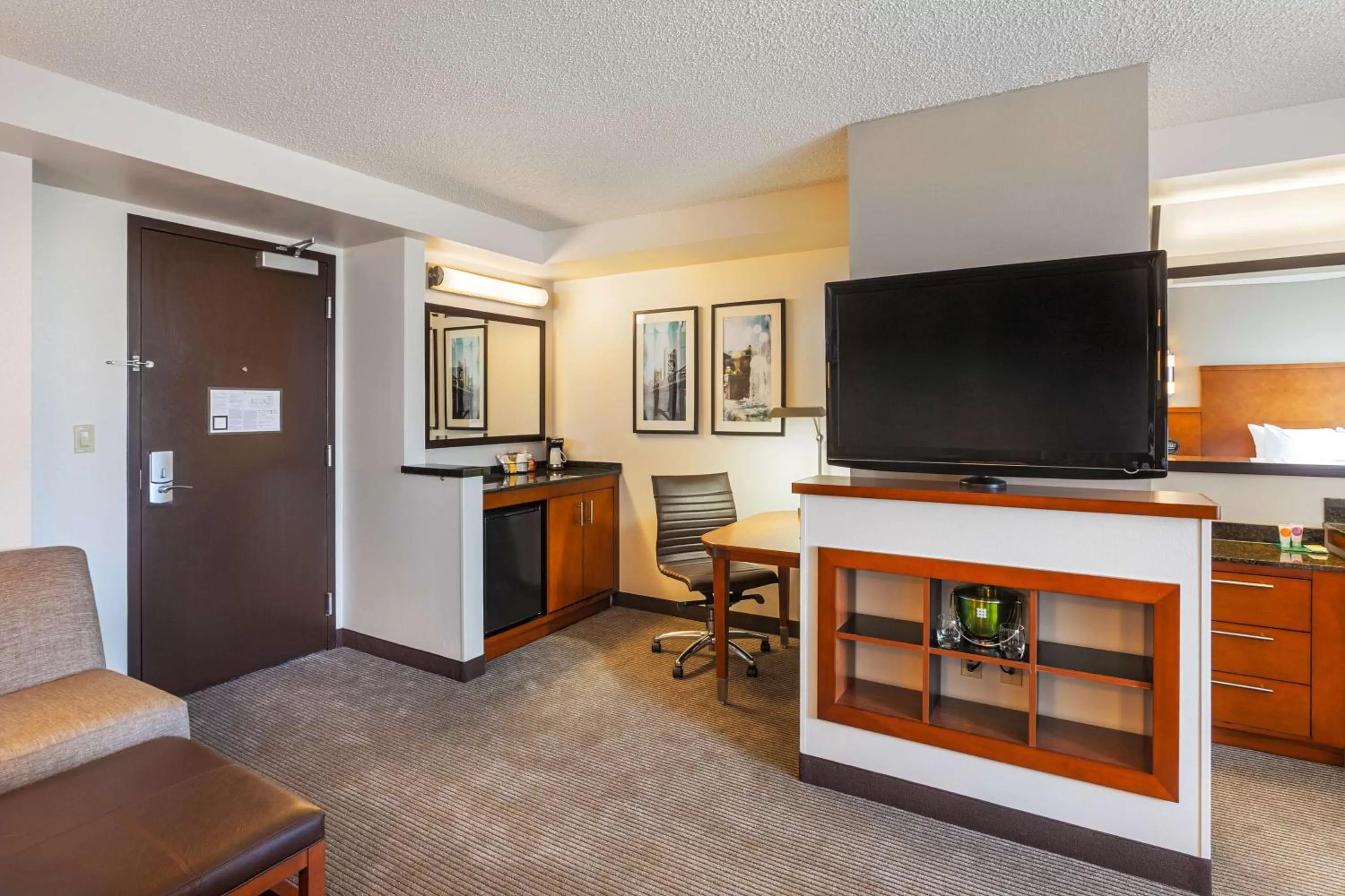 Photo of the whole room in Hyatt Place Sacramento Roseville