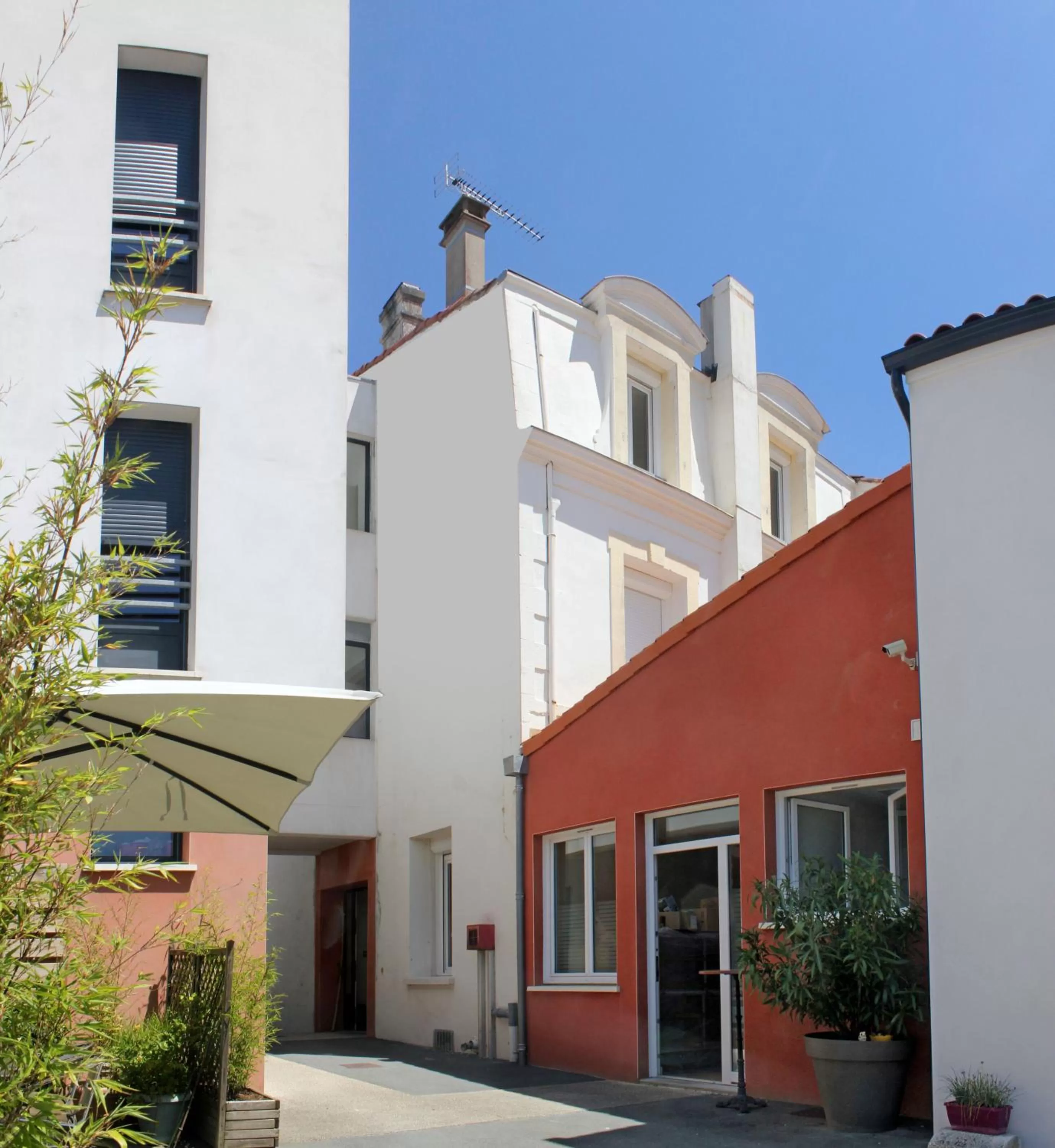 Patio in Hôtel Le Printemps