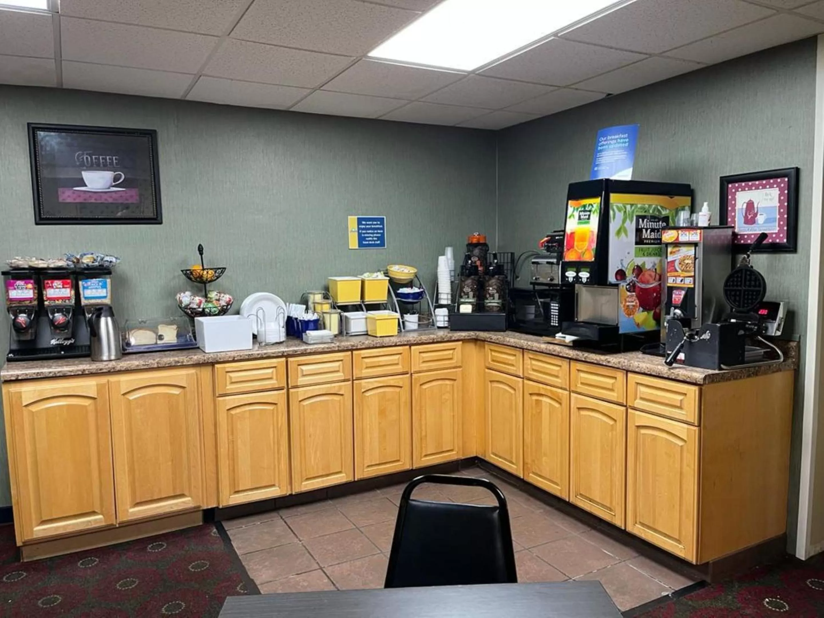 Breakfast in Days Inn by Wyndham Cedar Falls- University Plaza