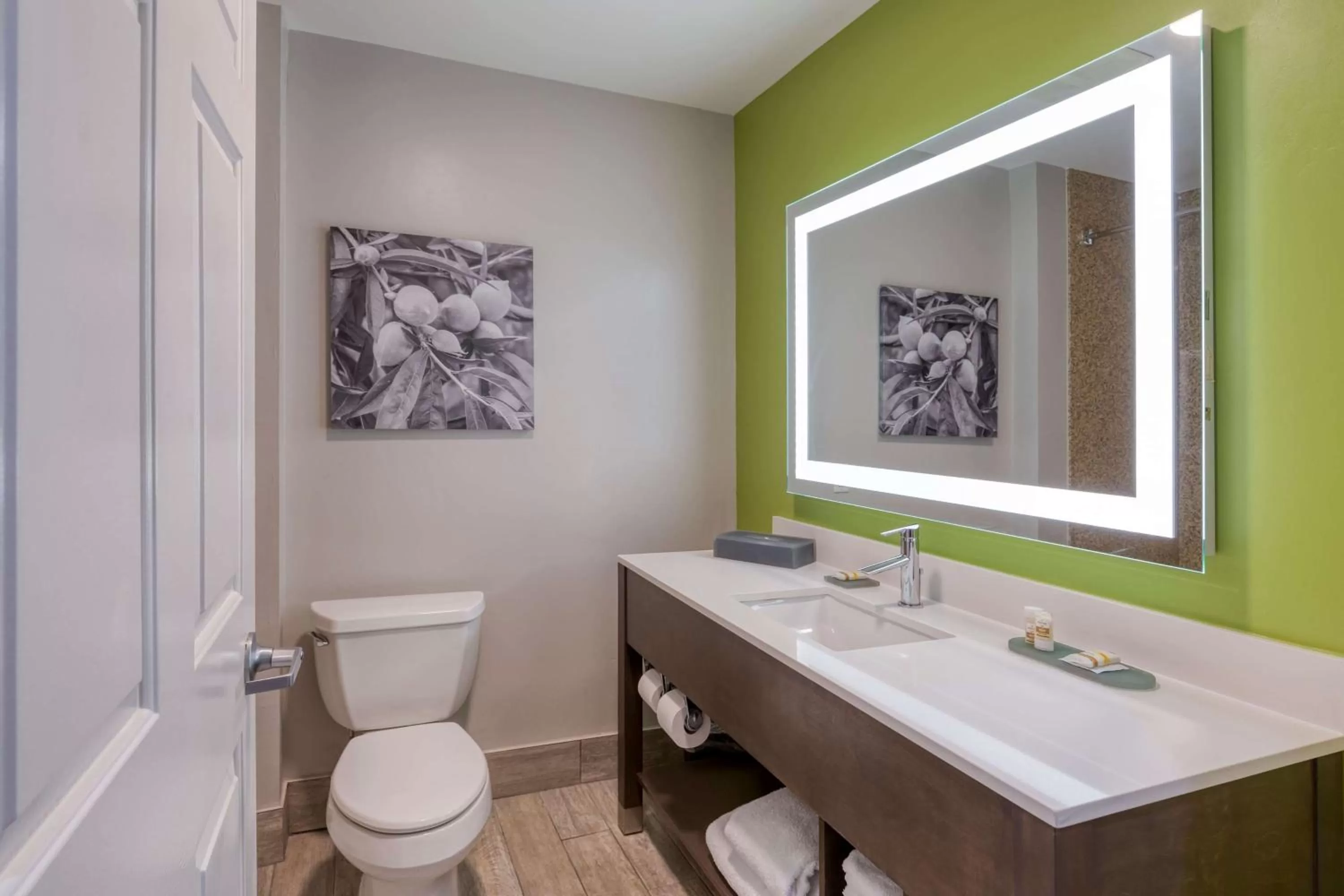 Bathroom in La Quinta by Wyndham Visalia/Sequoia Gateway