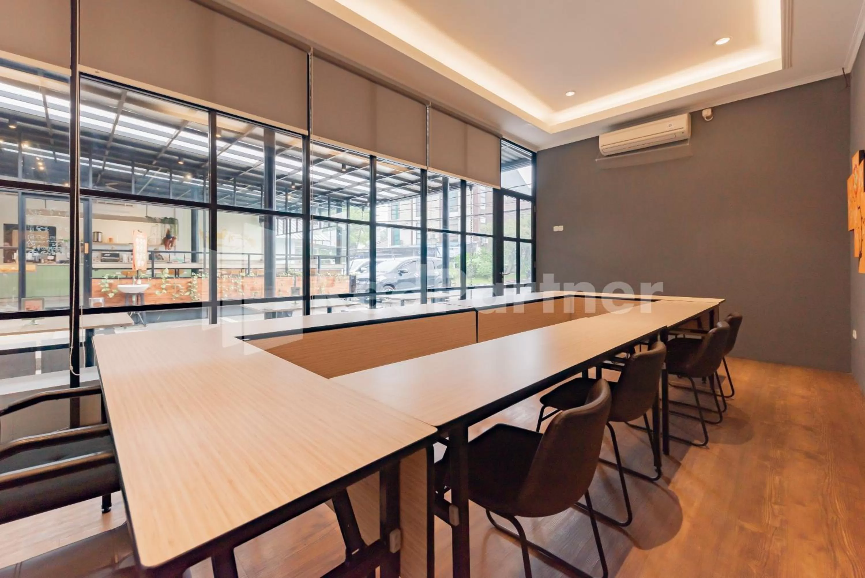 Meeting/conference room in Alqueby Hotel near Kiara Artha Park & Trans Studio Mall Mitra RedDoorz