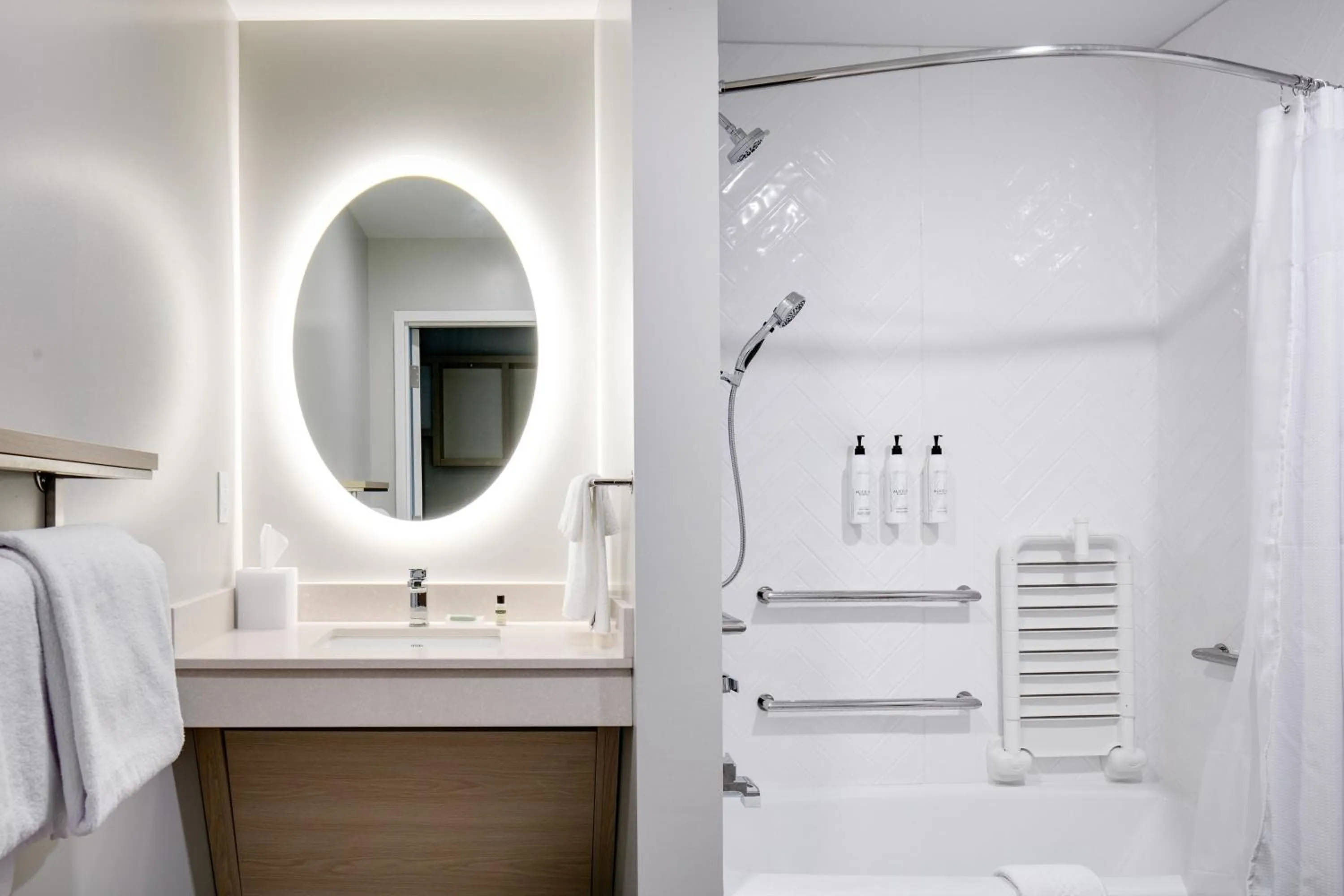 Bathroom in TownePlace Suites by Marriott Oconomowoc