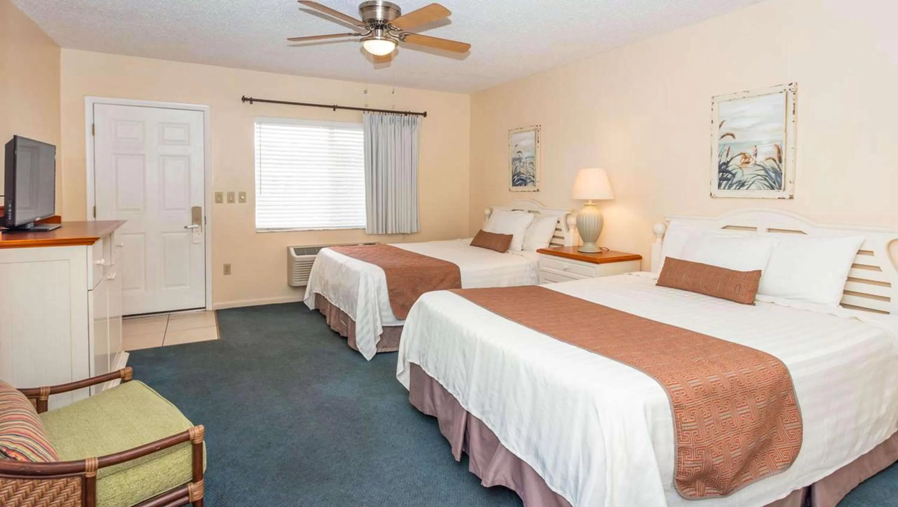 Photo of the whole room, Bed in Belleair Beach Resort Motel