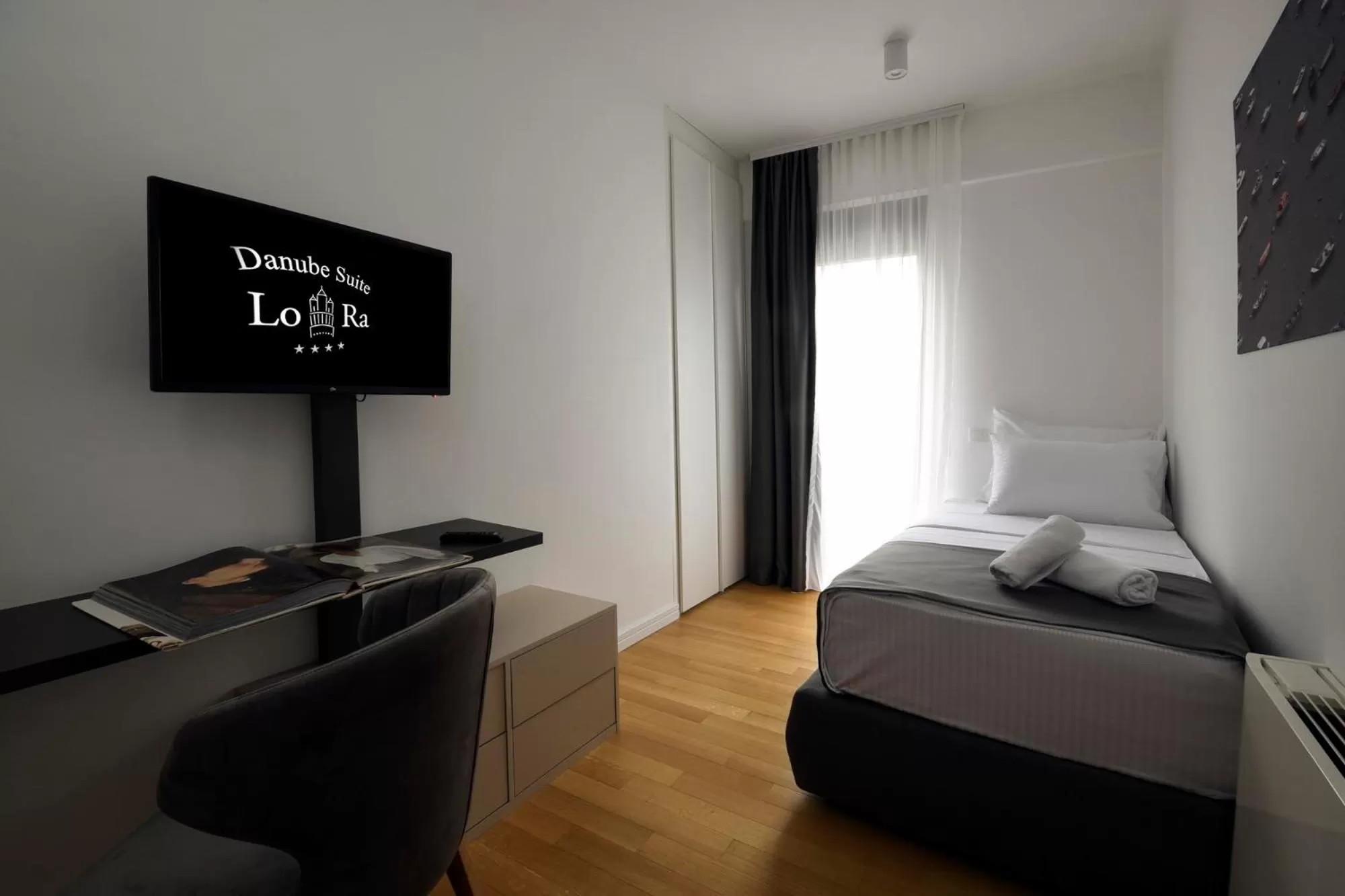 Bedroom, TV/Entertainment Center in Hotel LoRa