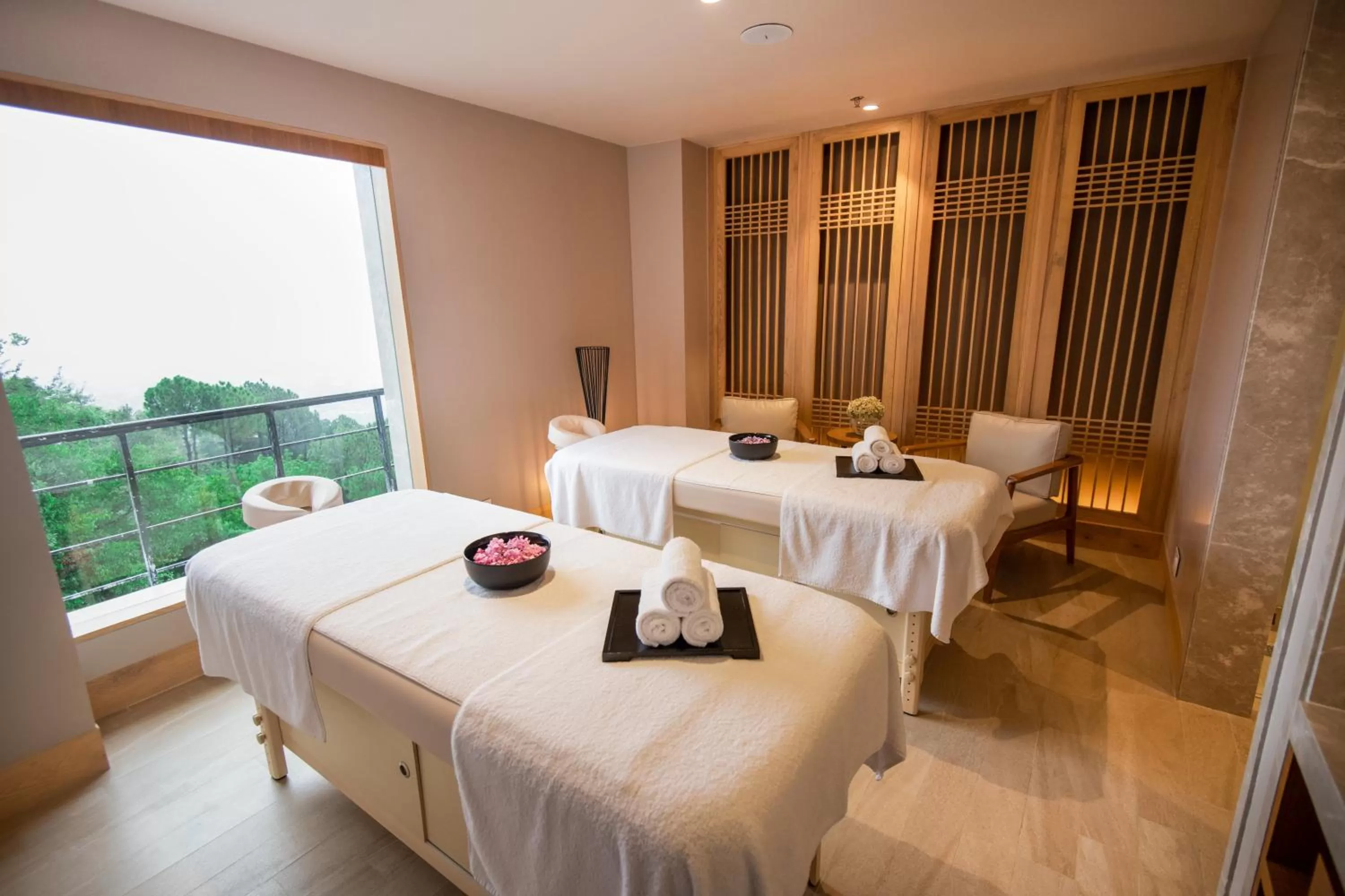 Spa and wellness centre/facilities, Bed in Radisson Blu Resort Dharamshala