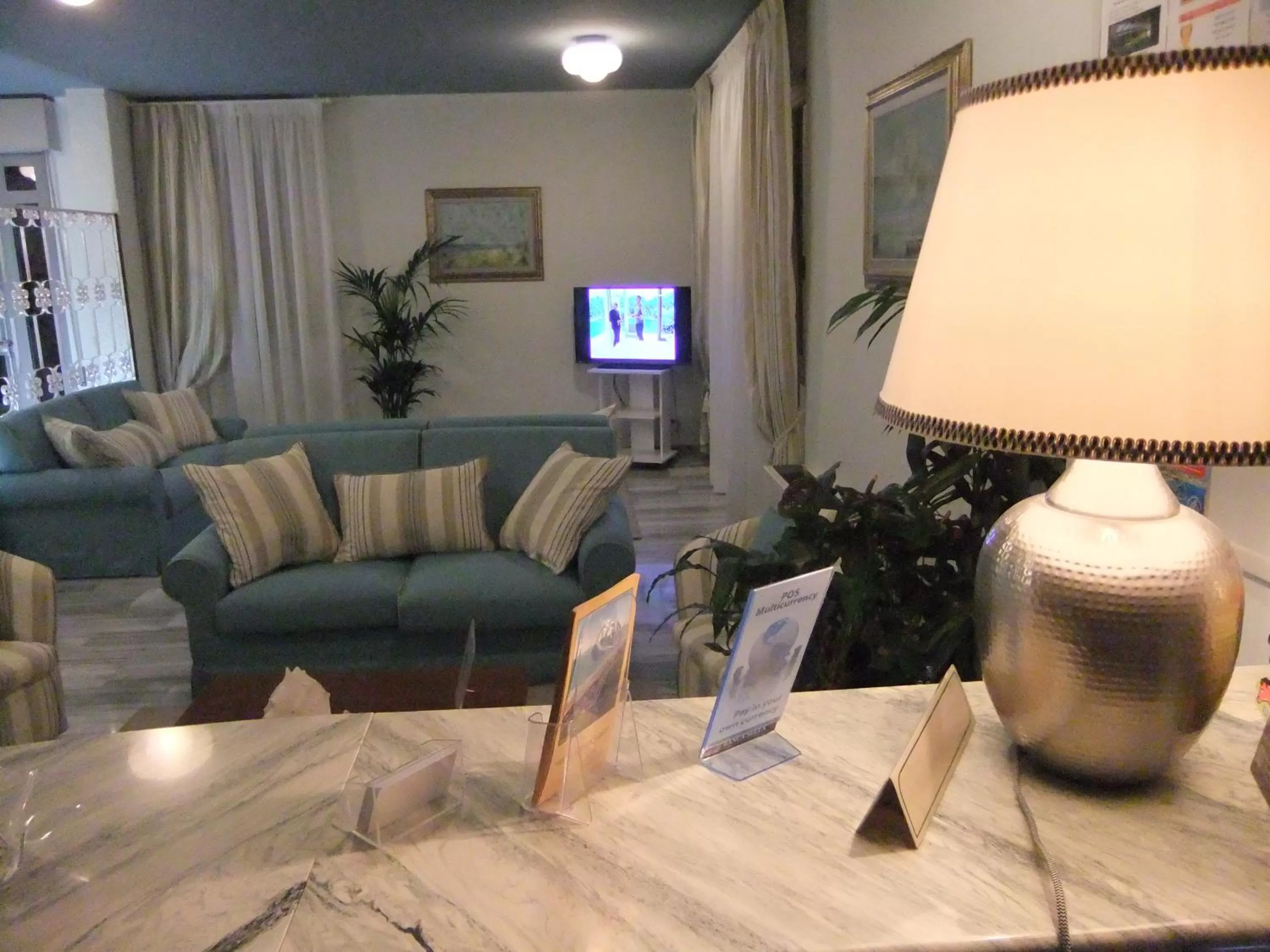 Communal lounge/ TV room in Hotel Giulio Cesare