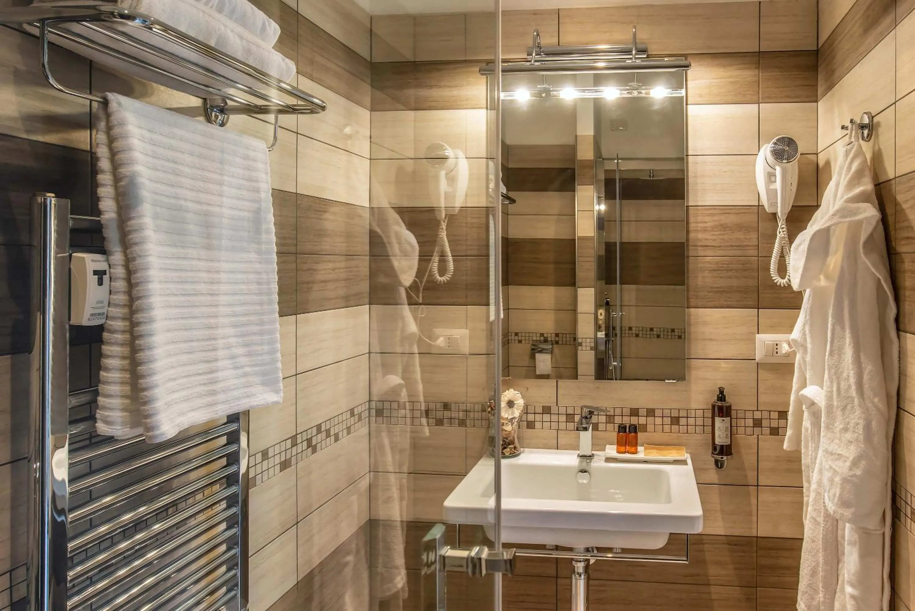 Shower in Rome Central Rooms