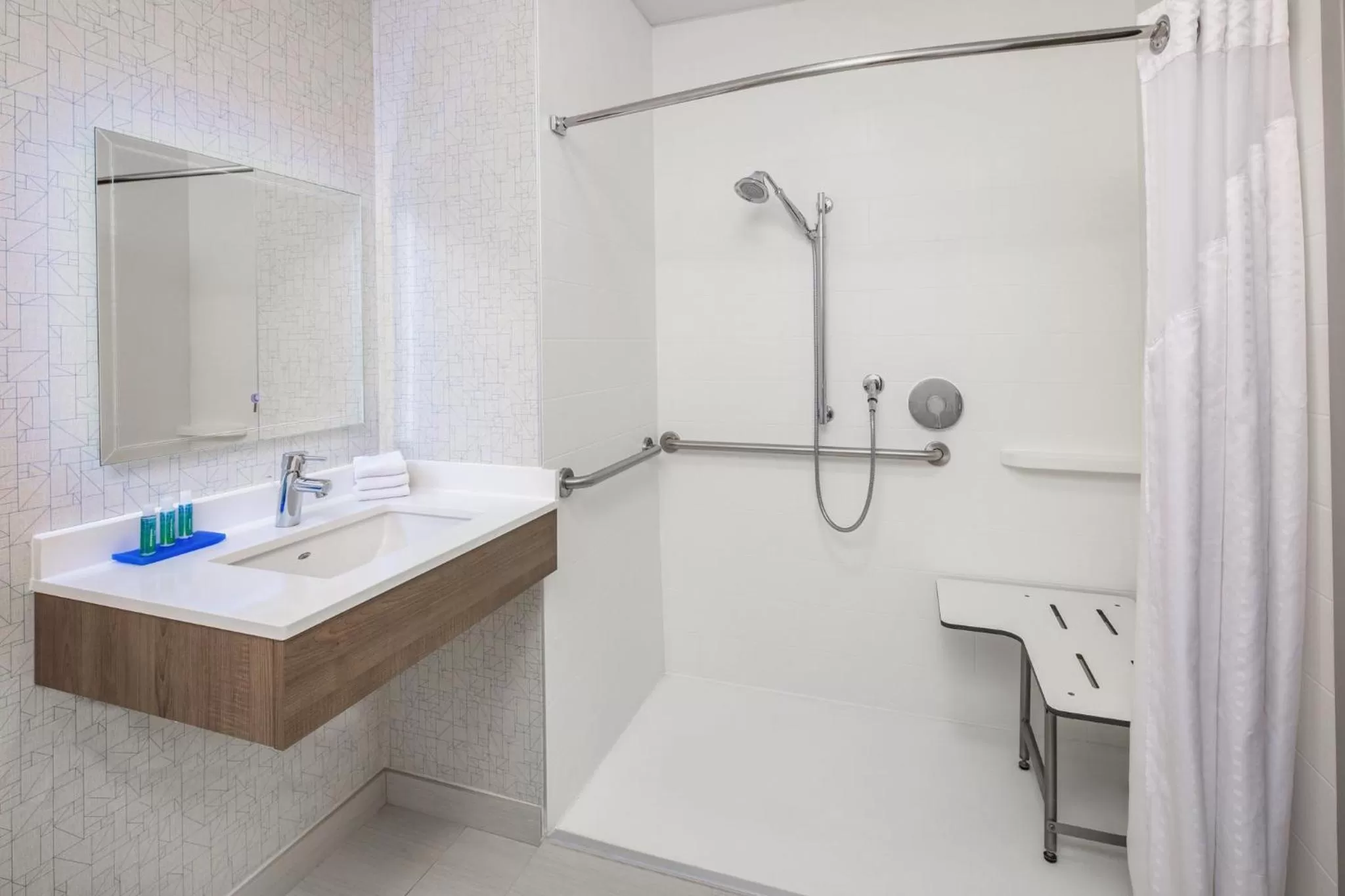 Photo of the whole room in Holiday Inn Express Ontario by IHG