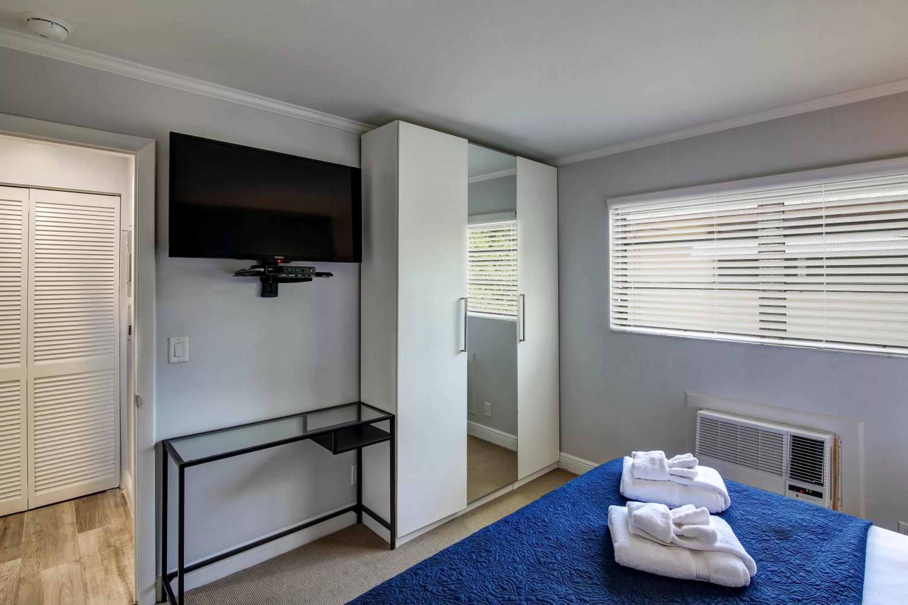 Bedroom, Bed in May-Dee Suites in Florida