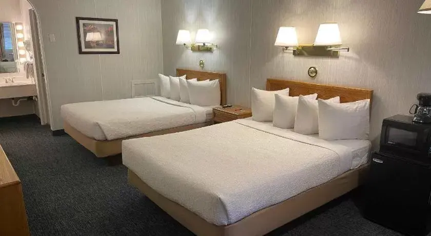 Double Room in Commack Inn Double Room in Commack Inn