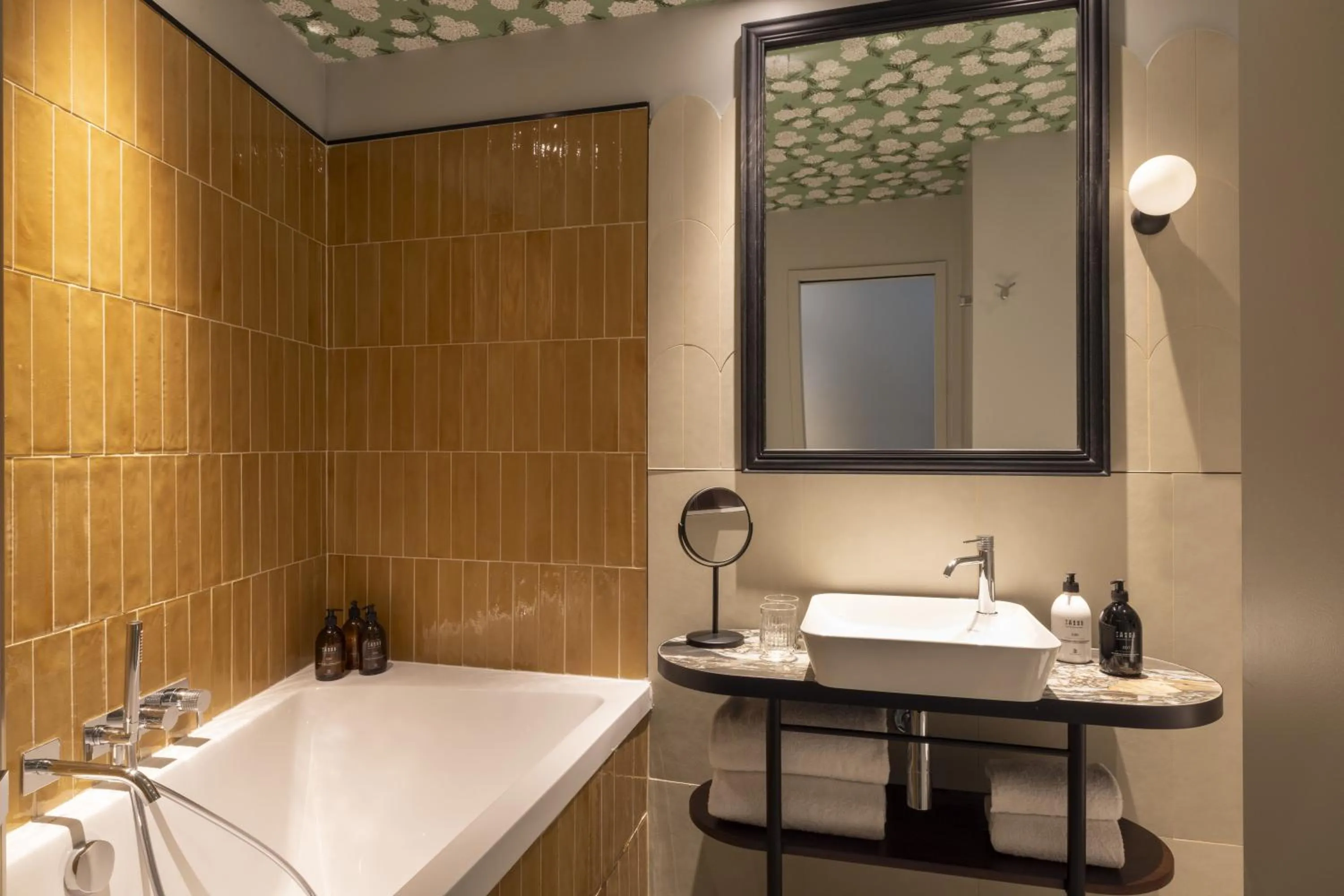 Bathroom in Hotel L de Lutece - Notre-Dame