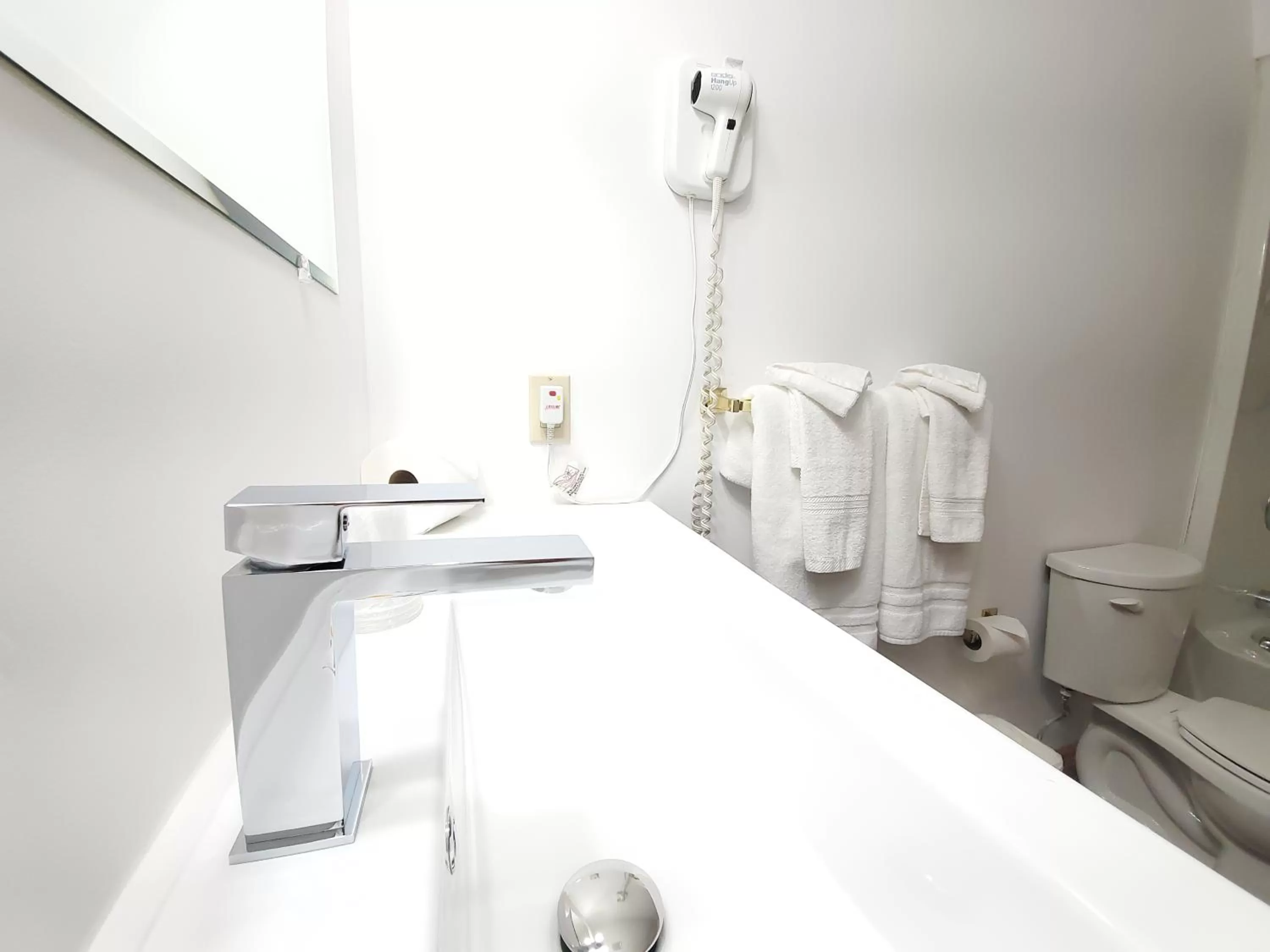 Bathroom in Knights Inn Colonial Fireside Inn