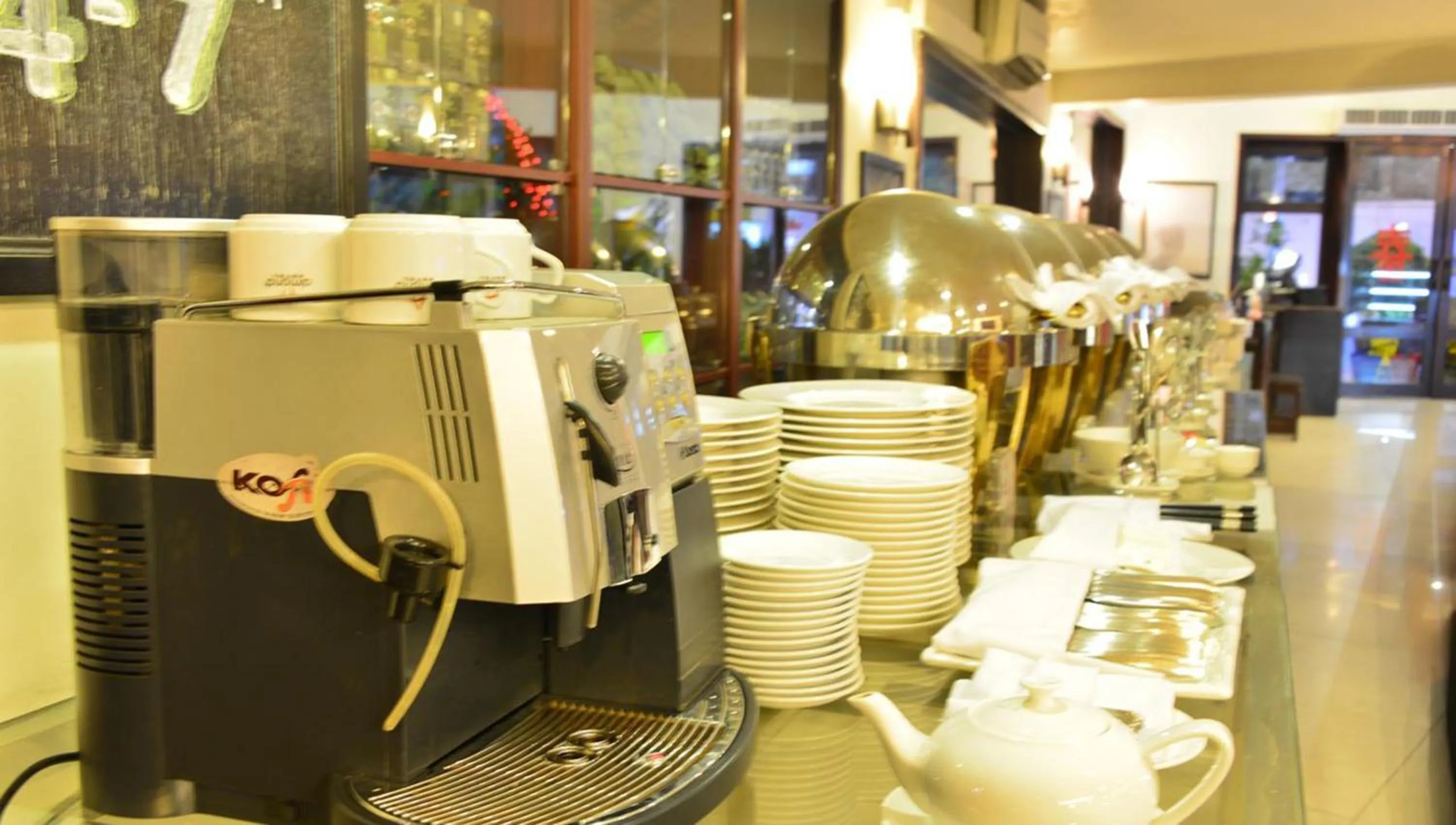 Restaurant/places to eat in Almond Hotel Sothearos