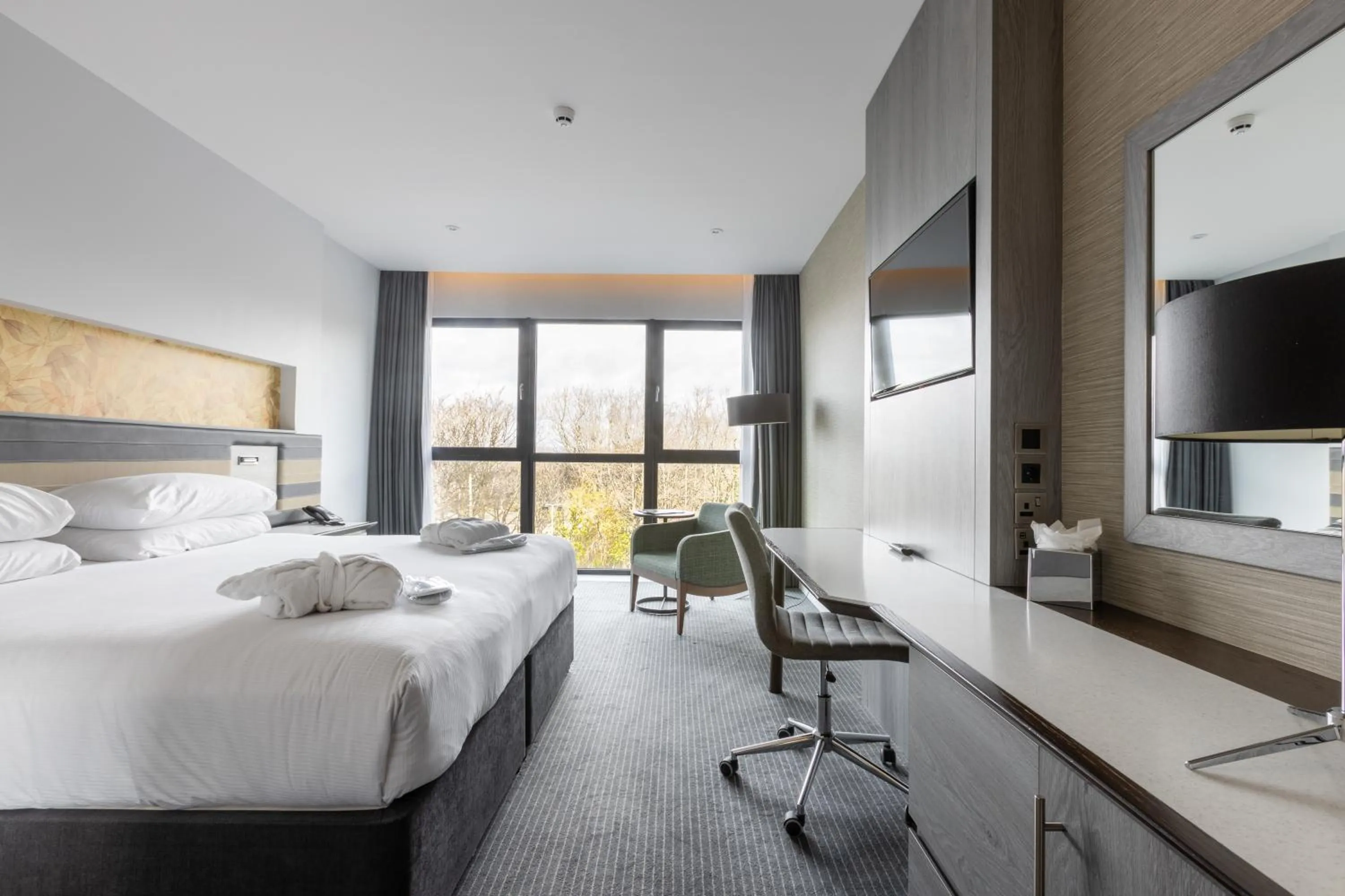 Bedroom, Bed in DoubleTree by Hilton Edinburgh - Queensferry Crossing