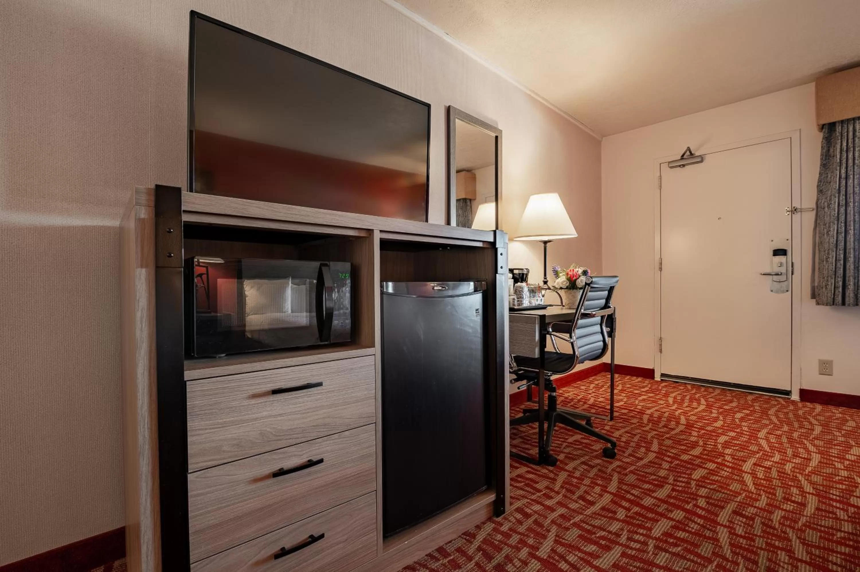 TV and multimedia in 49'er Inn & Suites