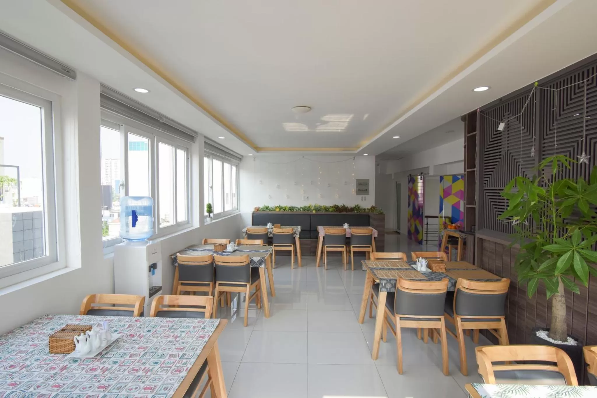 Restaurant/places to eat in Hera Hotel Airport