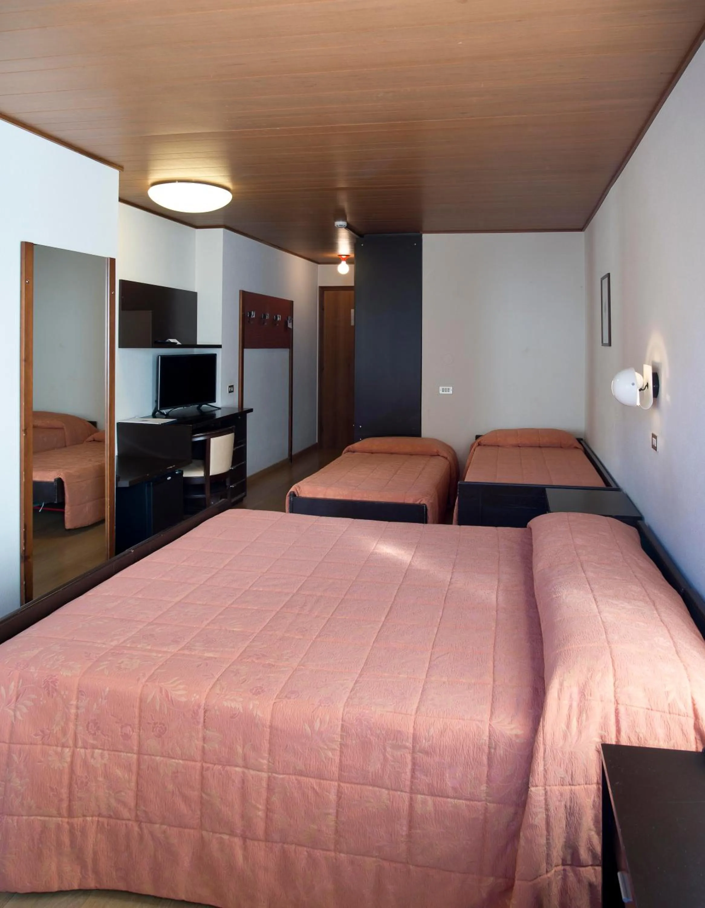 Quadruple Room in Hotel Mirella