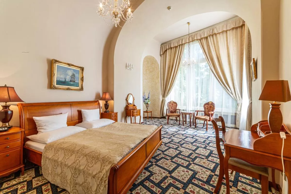 Bedroom, Bed in Chateau Zbiroh