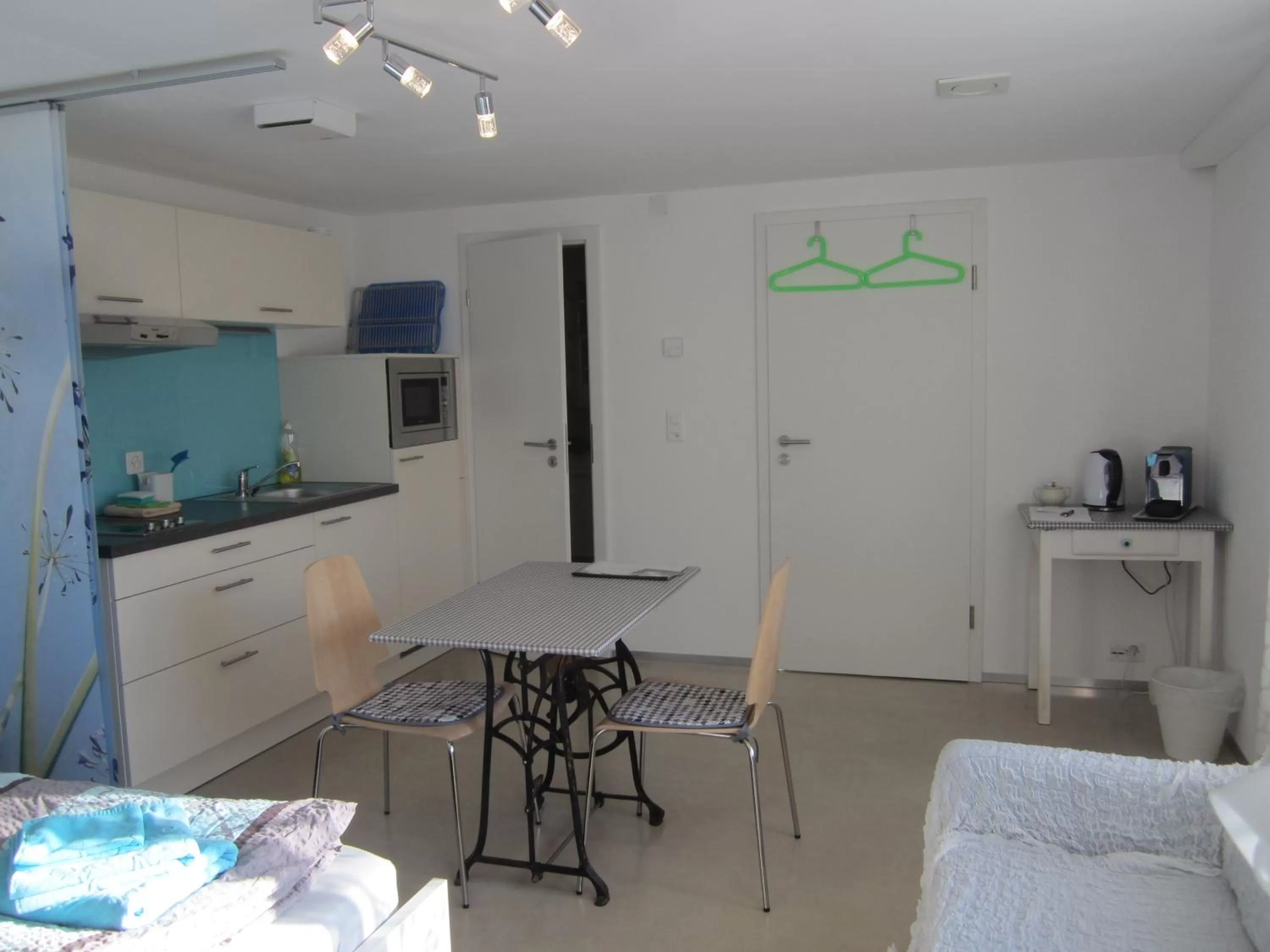 Dining area, Kitchen/Kitchenette in BnB Mönthal im Jurapark