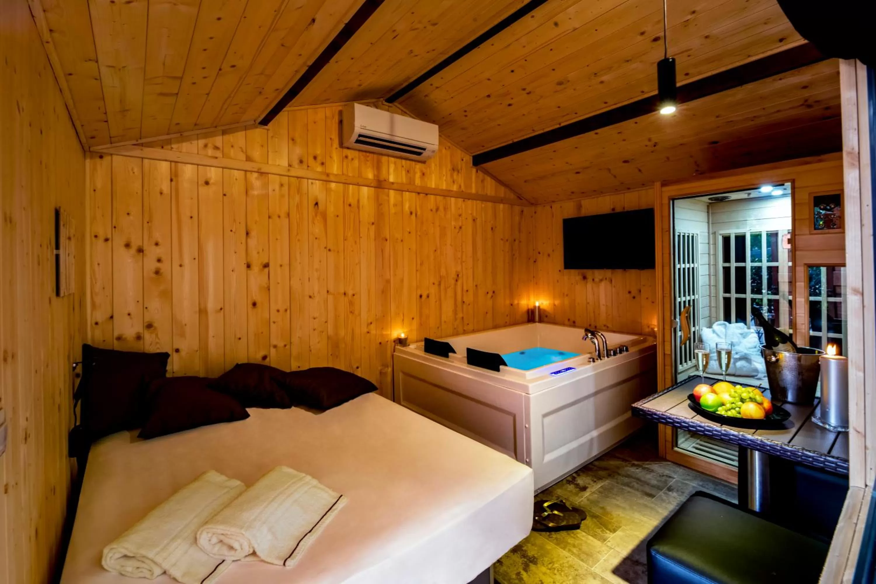 Hot Tub, Bed in Villa Elisio Hotel & Spa