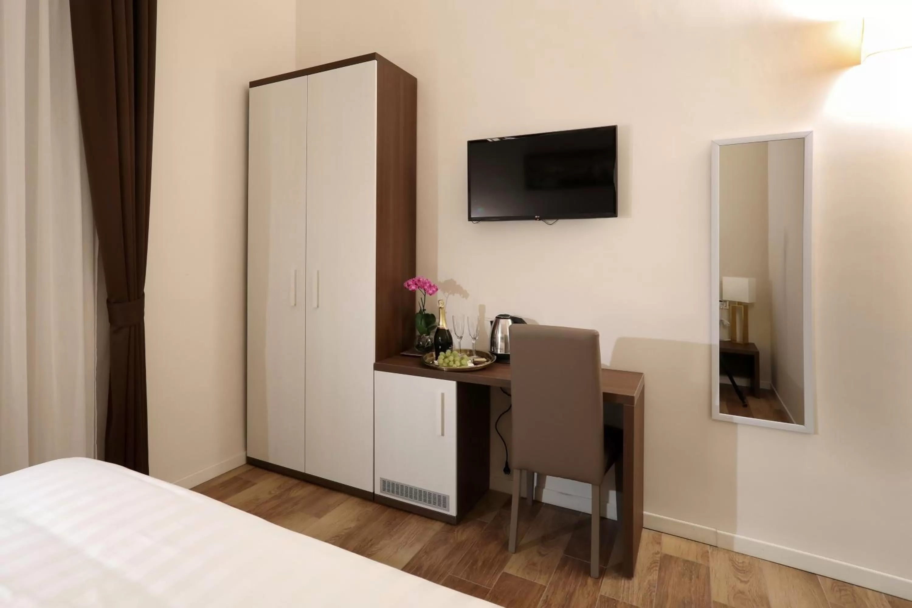 TV and multimedia, Bed in Elegant Rooms Roma - Guest House