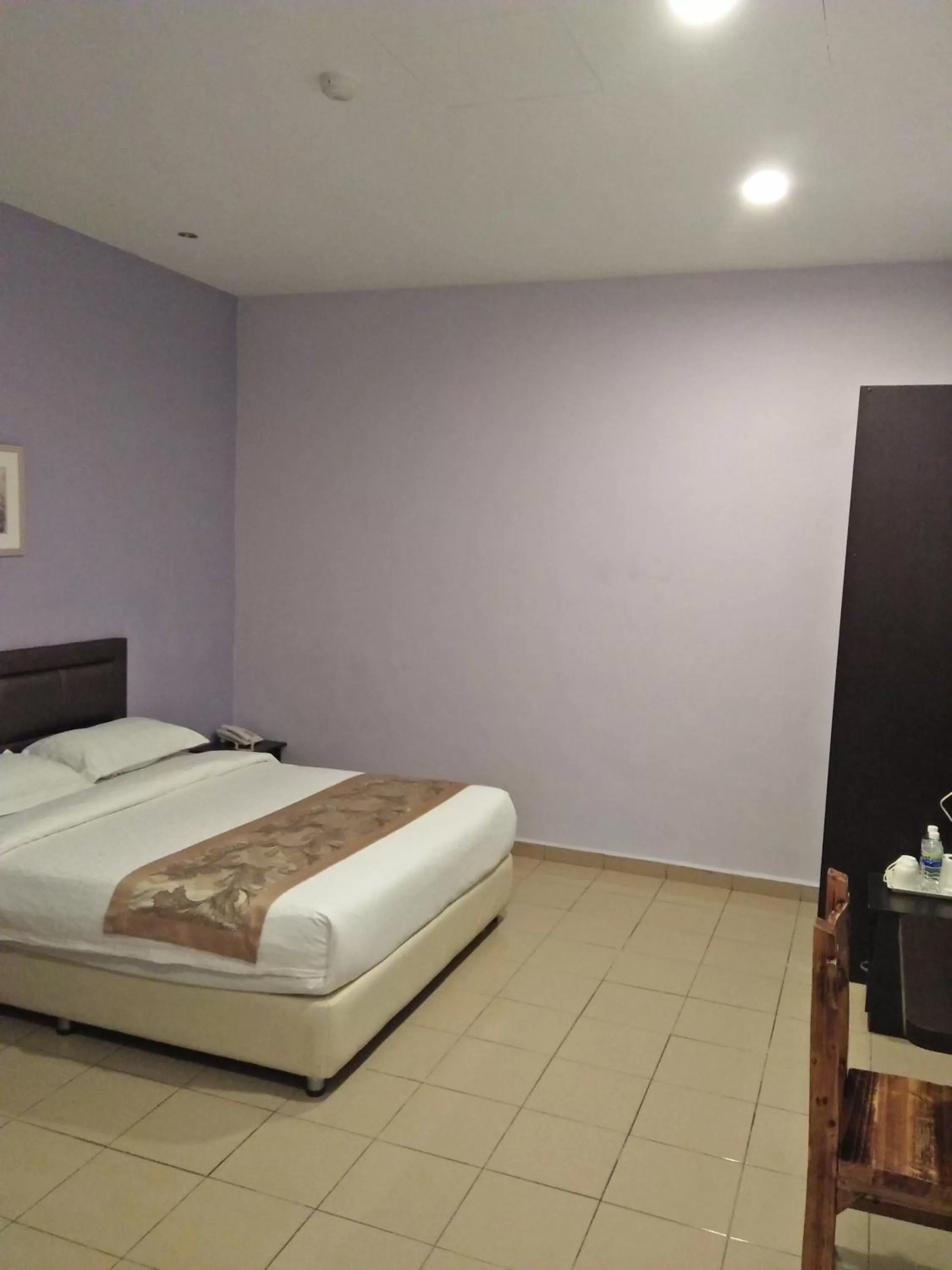 Bedroom, Bed in TIONG HUA HOTEL