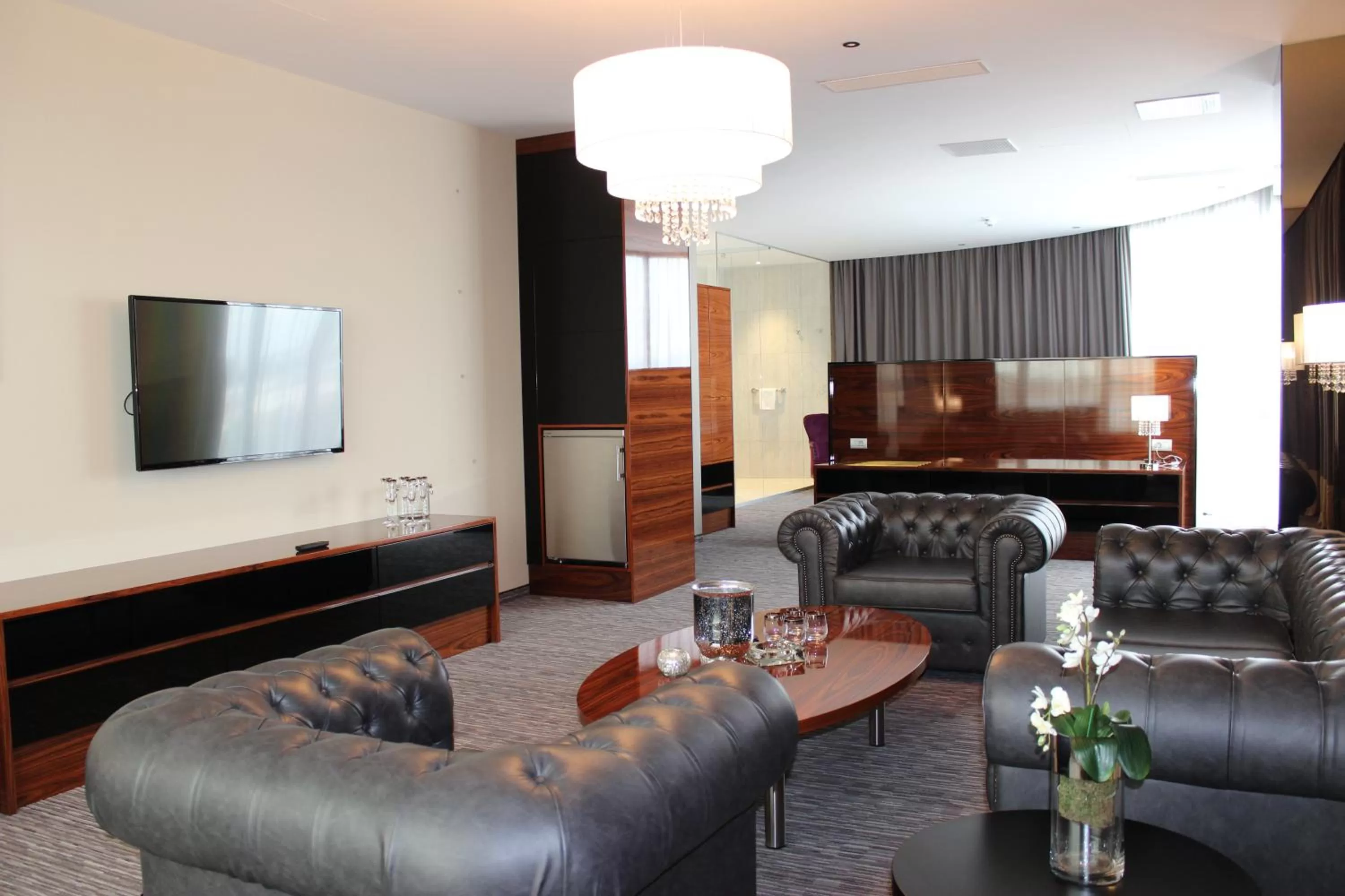 Communal lounge/ TV room in Admiral Hotel