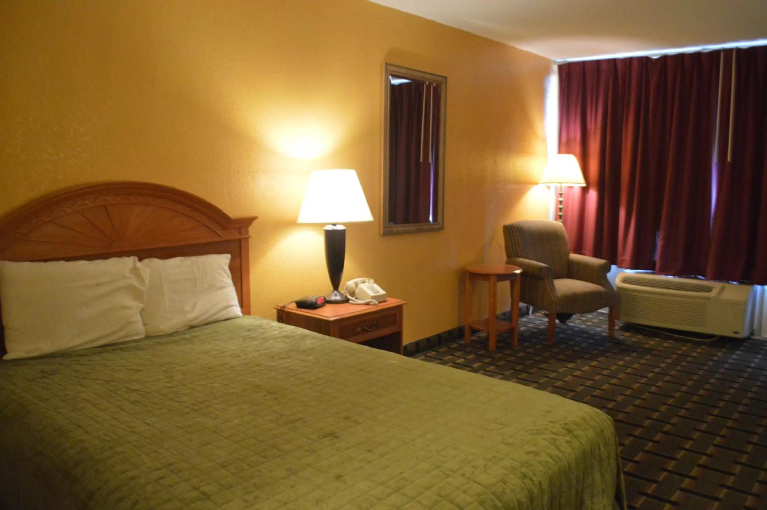 King Room - Accessible/Non-Smoking in Rodeway Inn Denmark-Jackson