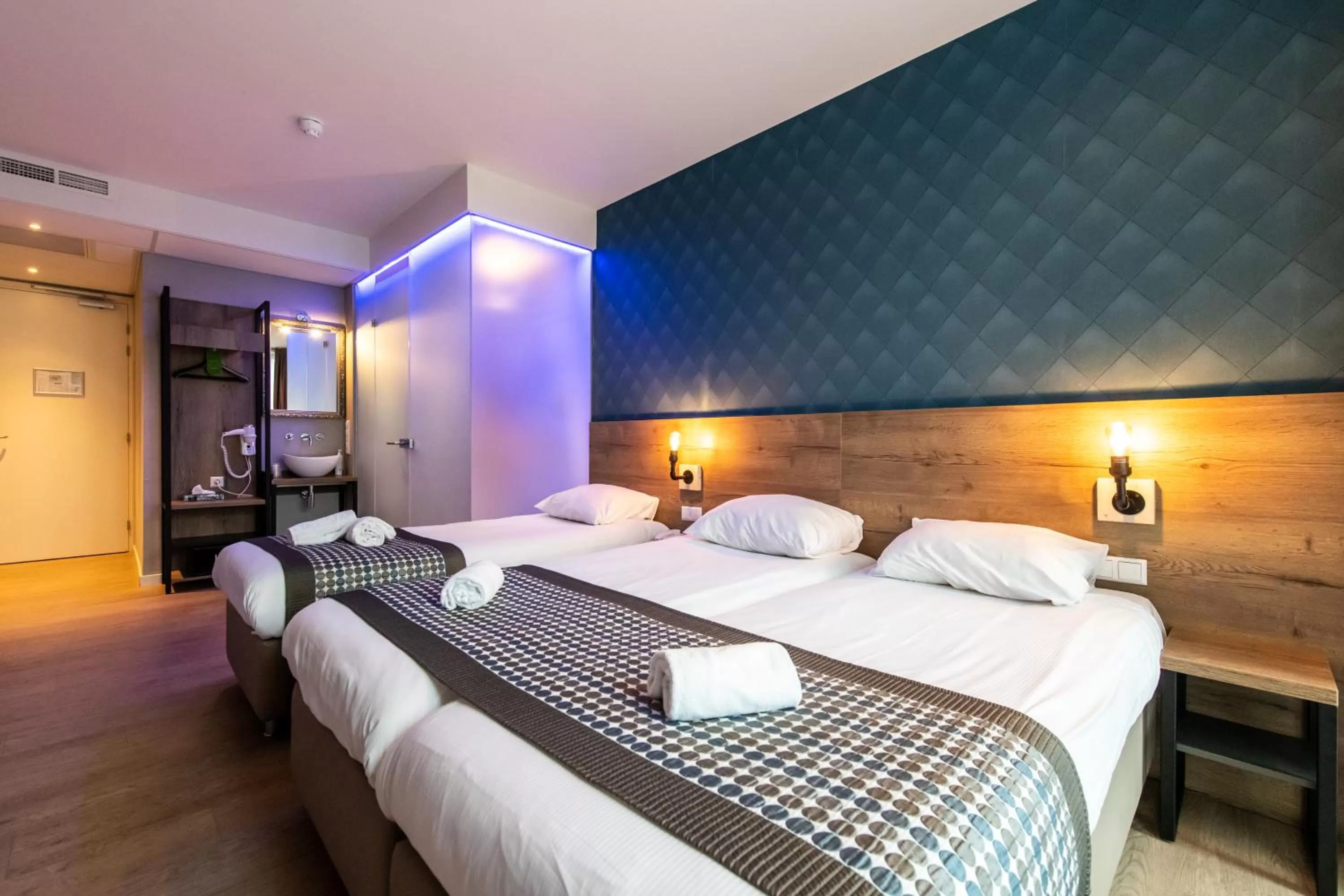 Bedroom, Bed in Melrose Hotel