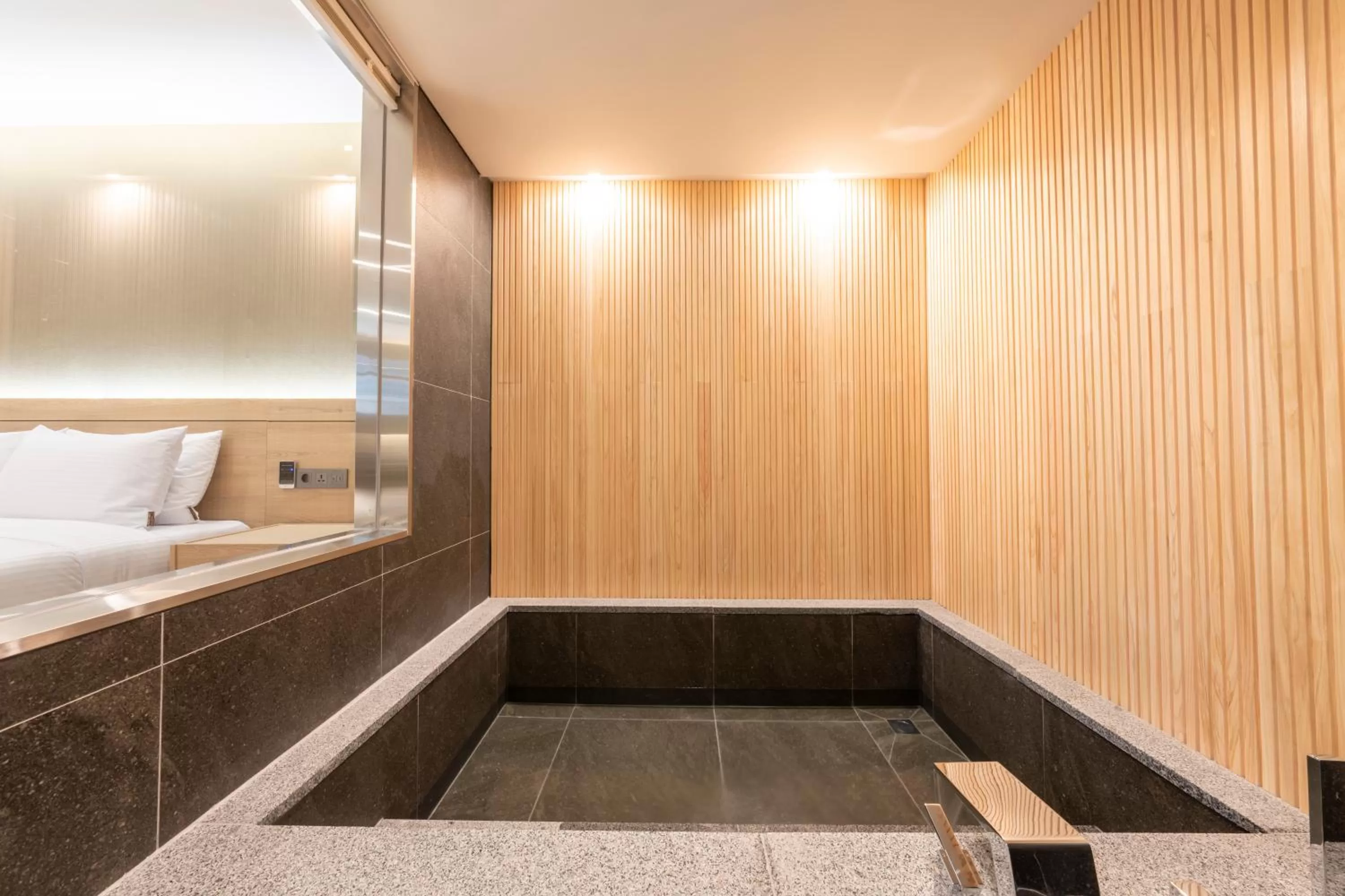 Hot Tub, Bed in Hotel Foret The Spa