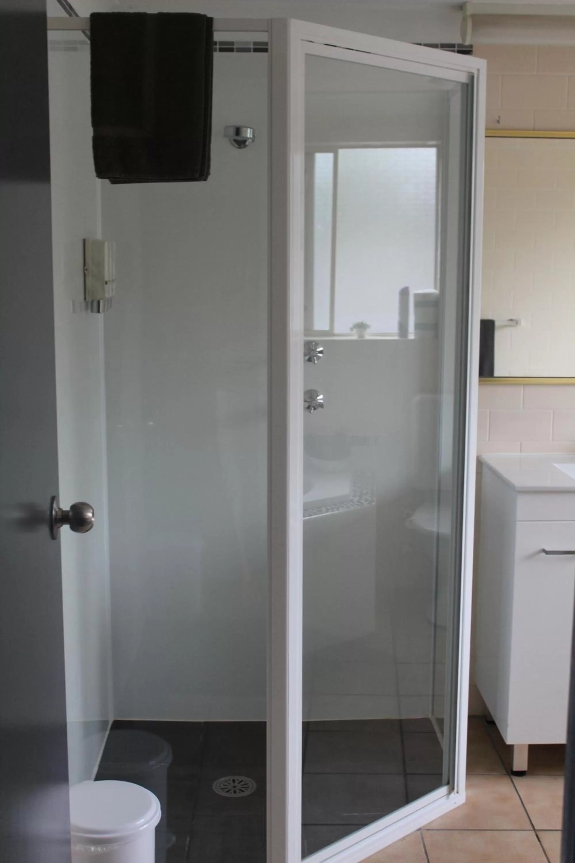 Shower in Shearing Shed Motor Inn
