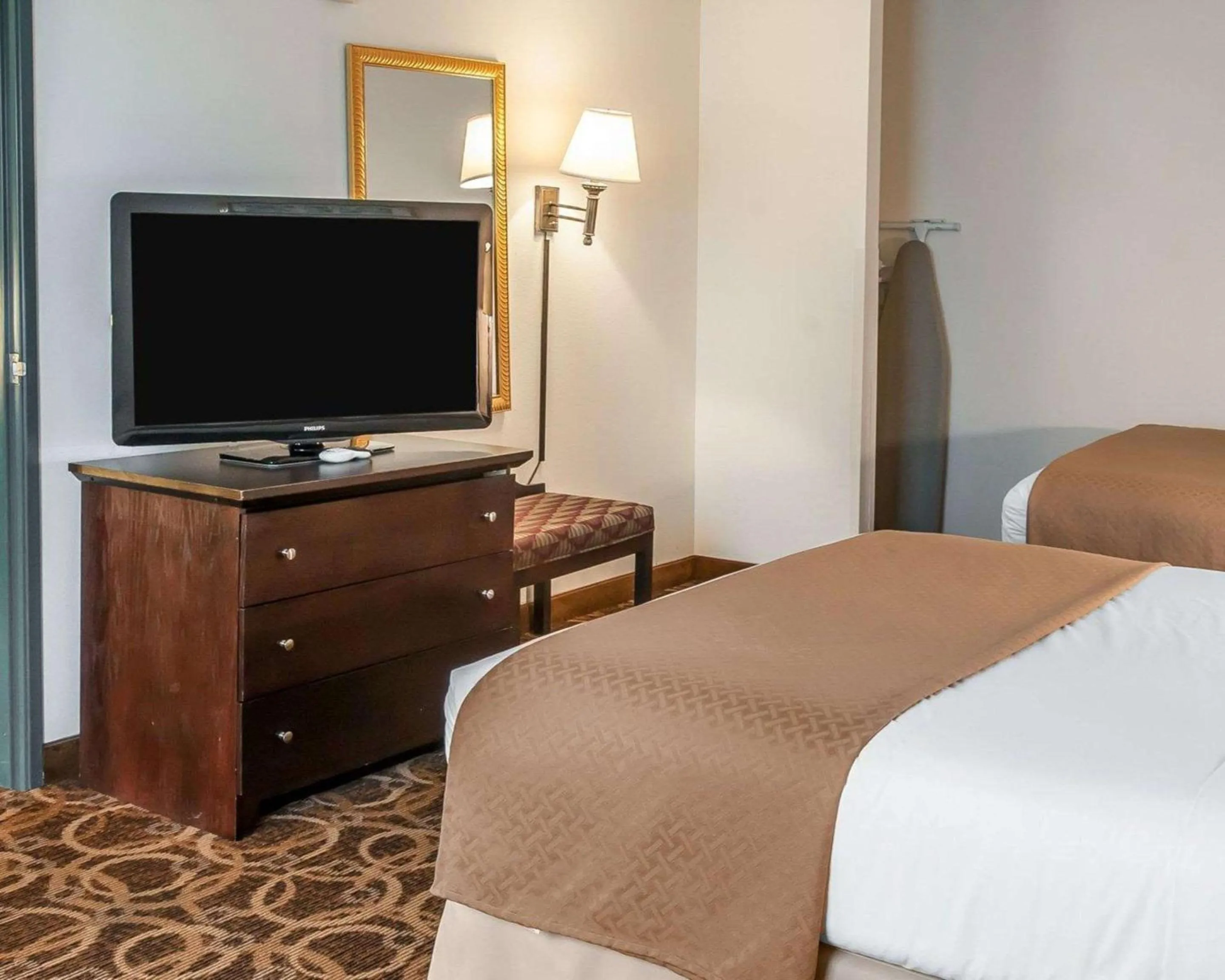 Bedroom, TV/Entertainment Center in Quality Inn & Suites Hobbs