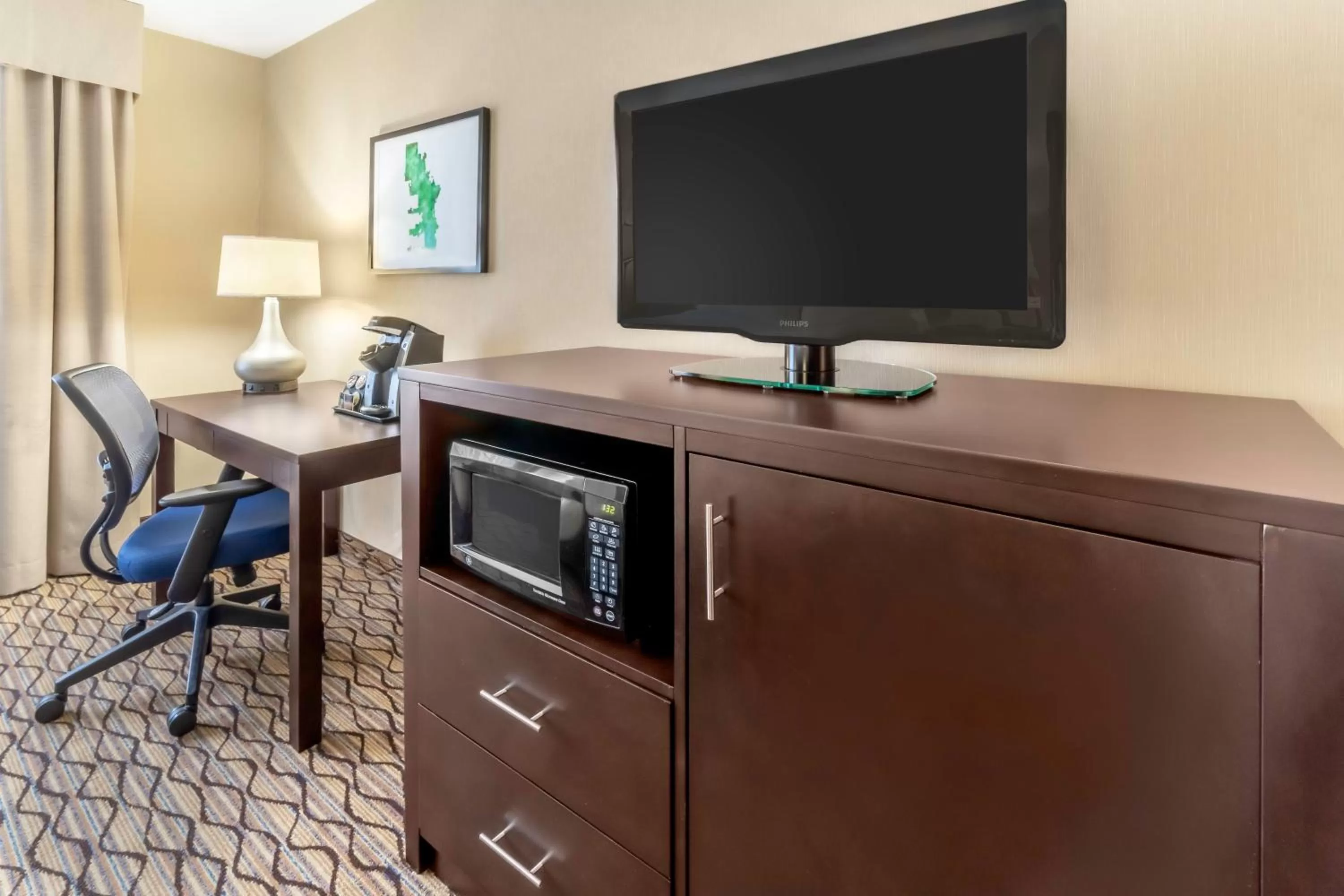 Photo of the whole room in Holiday Inn Milwaukee Airport by IHG