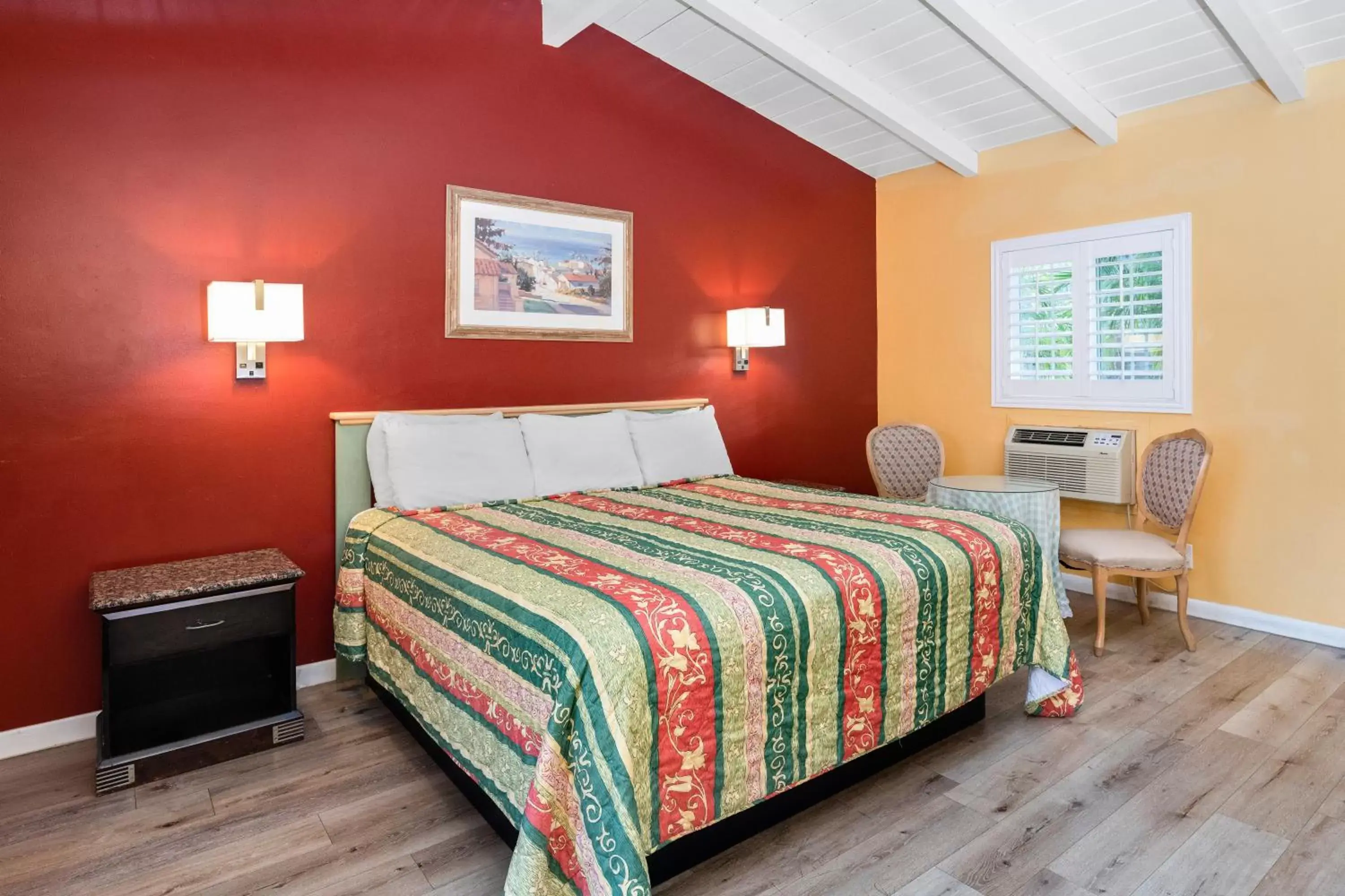 Standard King Room in Fallbrook Country Inn Standard King Room in Fallbrook Country Inn