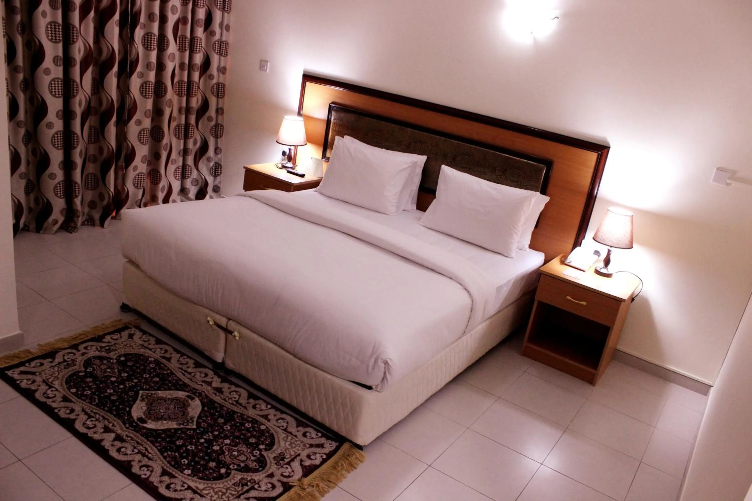 Bedroom, Bed in Montreal Naif Hotel