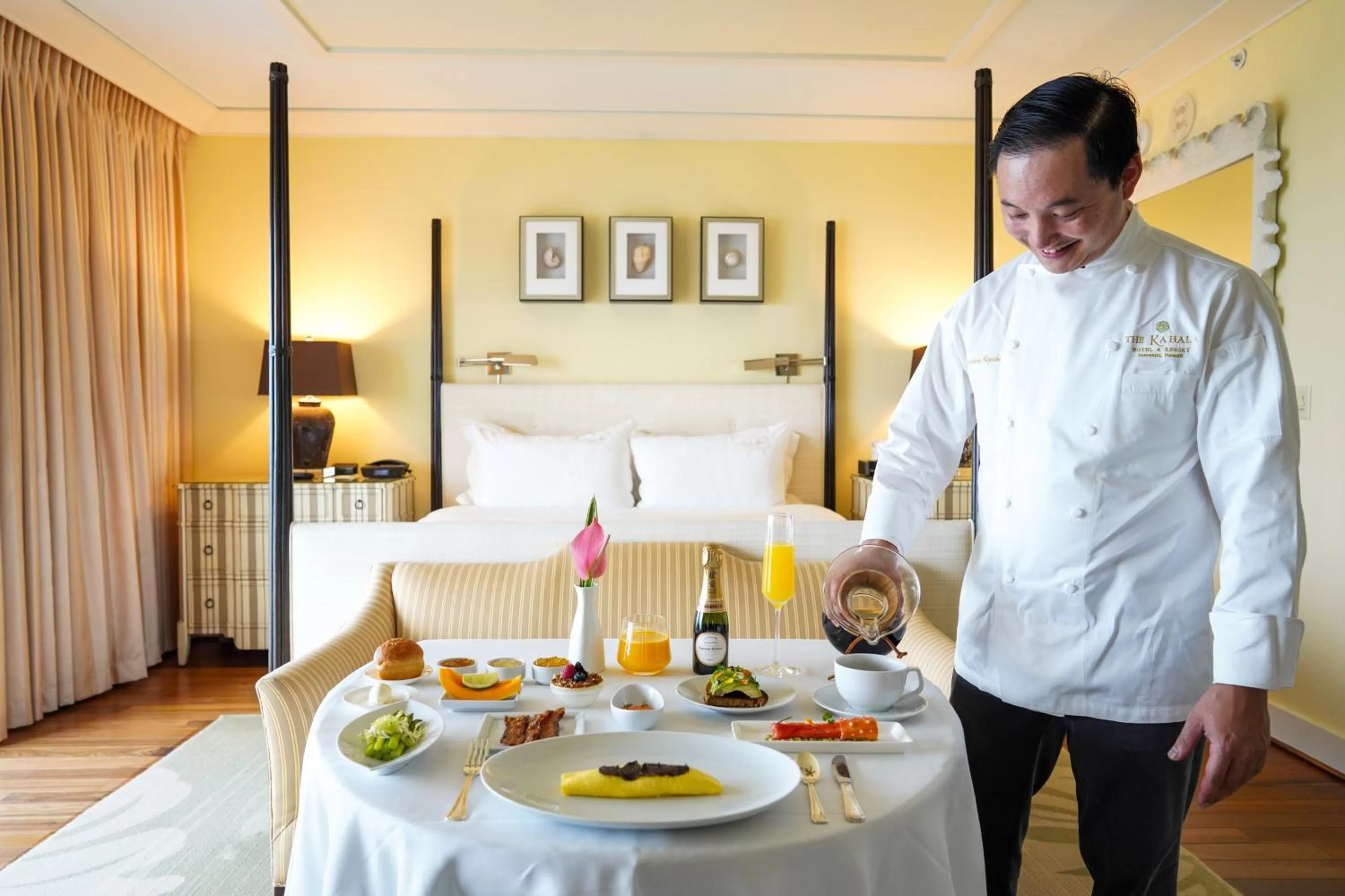 room service, Bed in The Kahala Hotel and Resort