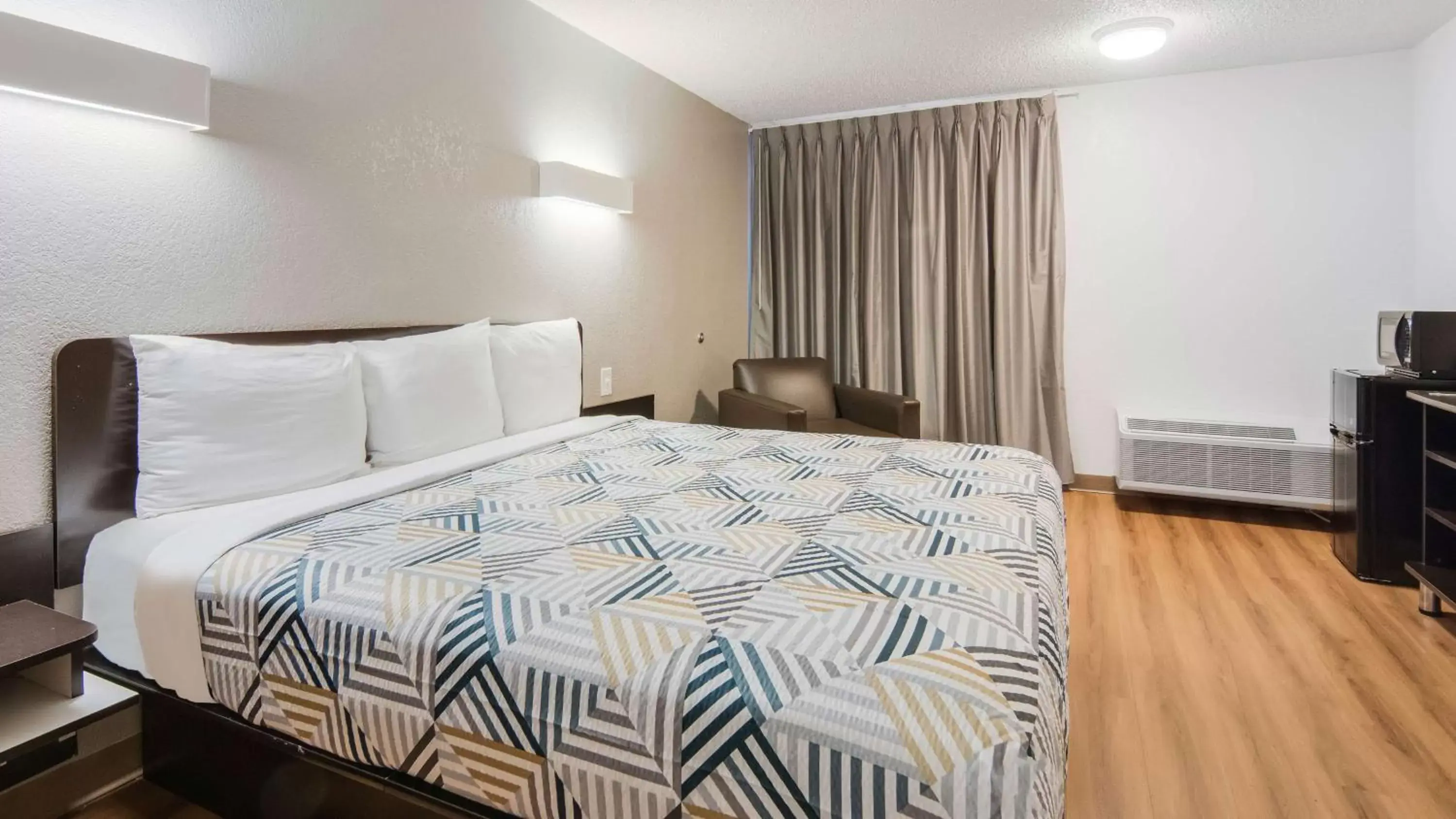 King Room - single occupancy - Non-Smoking in Motel 6-Addison, TX - Dallas King Room - single occupancy - Non-Smoking in Motel 6-Addison, TX - Dallas