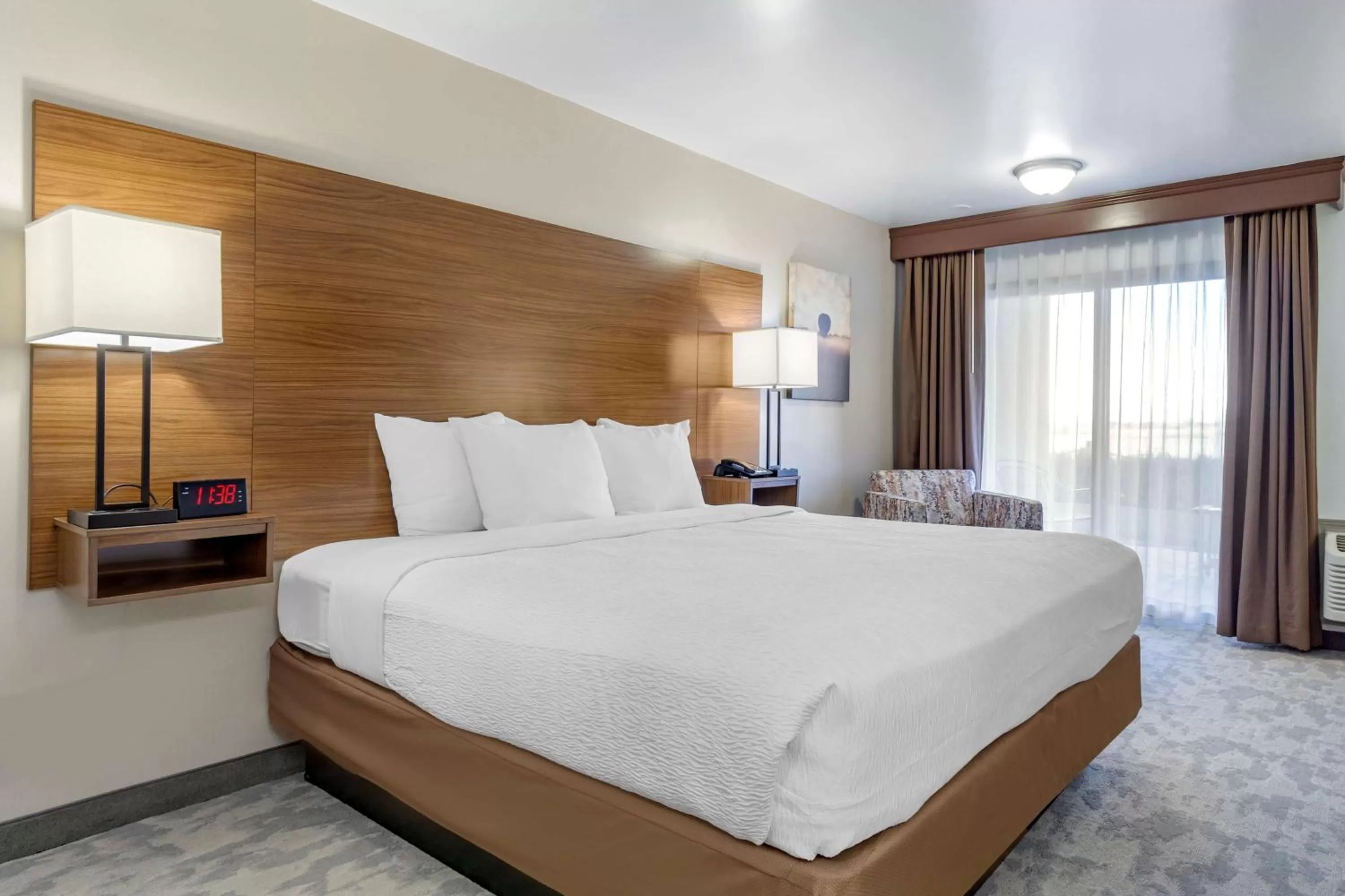 Bed in Best Western PLUS Lake Front Hotel