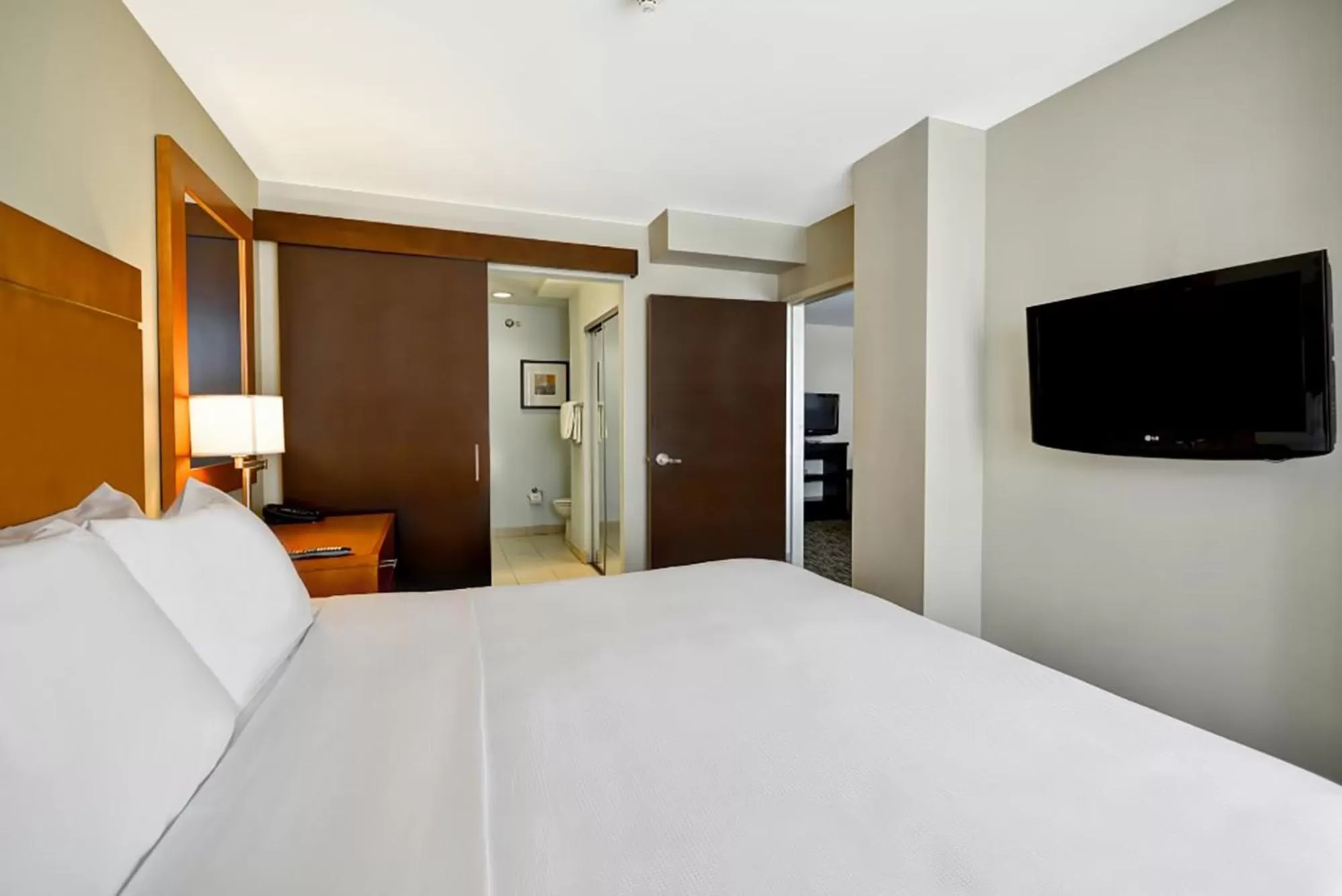 Bedroom, Bed in Hyatt House Naperville/Warrenville