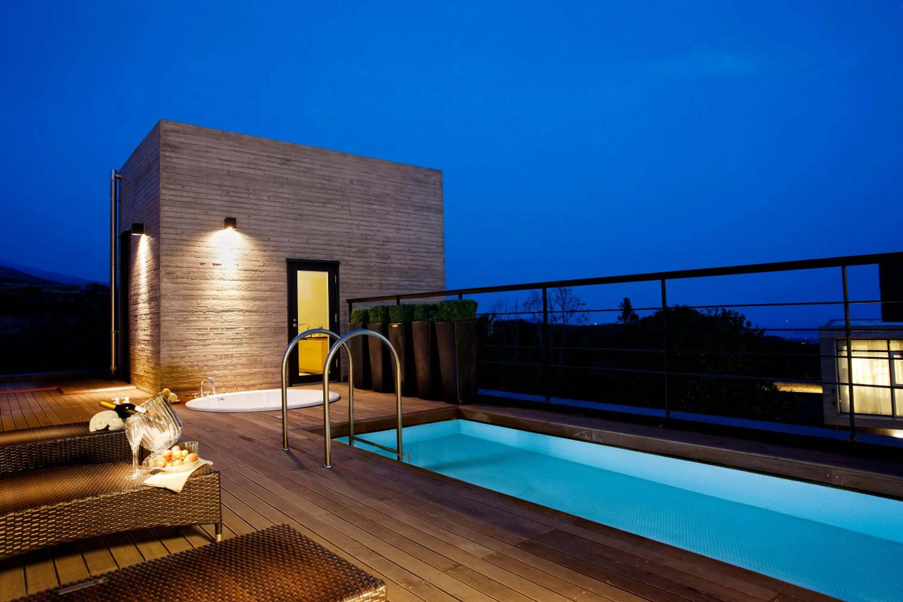 Swimming pool in Lotte Resort Jeju Artvillas