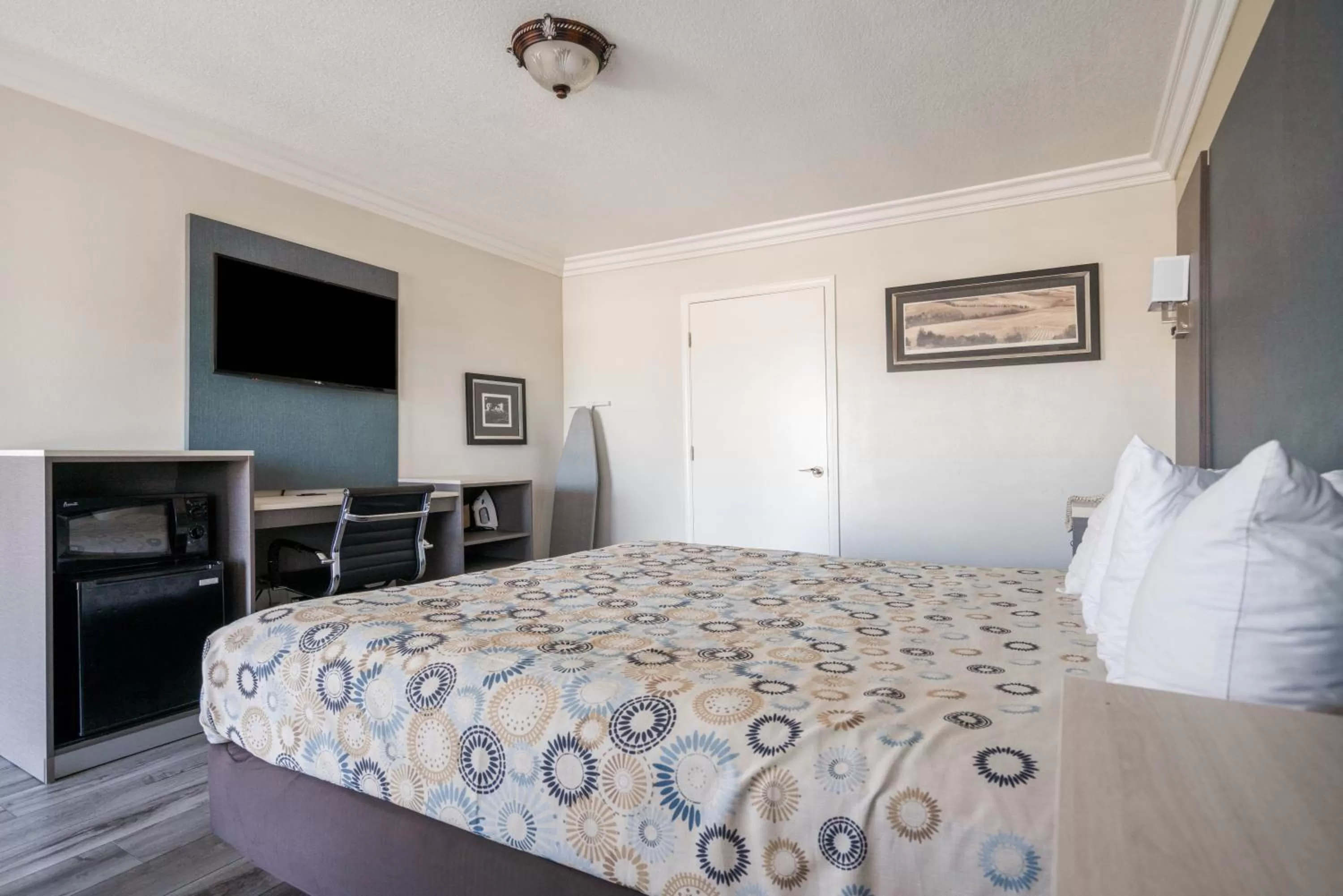 Bed in Solaire Inn & Suites