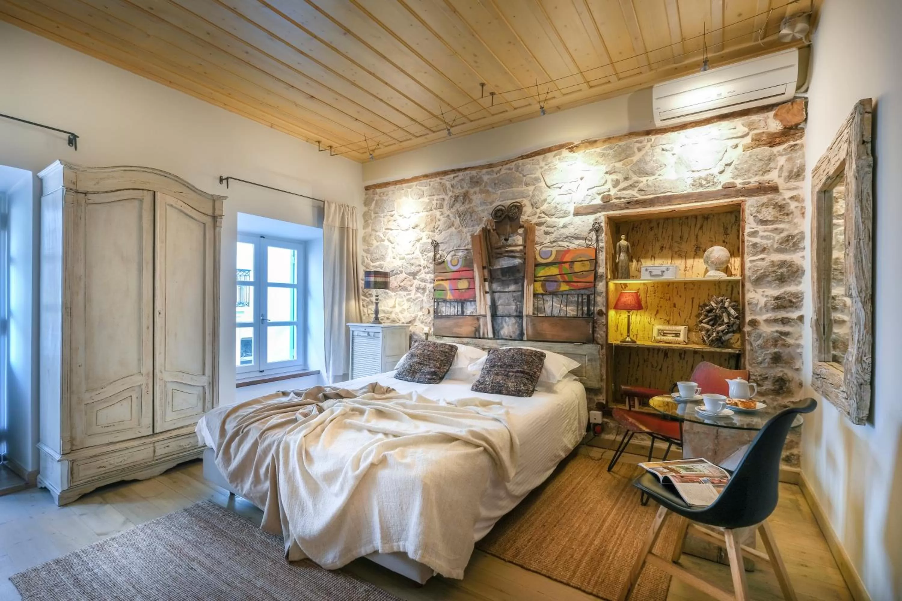 Decorative detail, Bed in Amymone and Adiandi