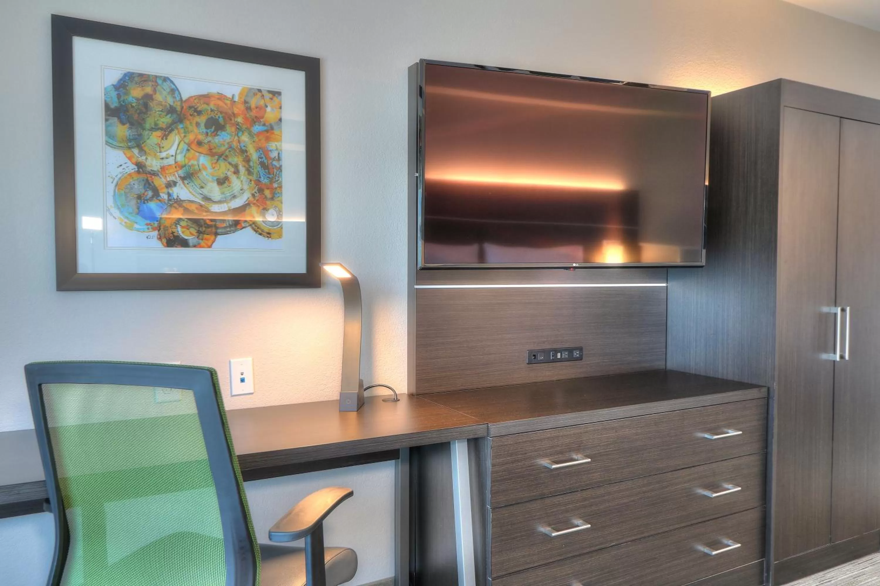 Photo of the whole room in Holiday Inn Express Hotel & Suites Mobile Saraland by IHG