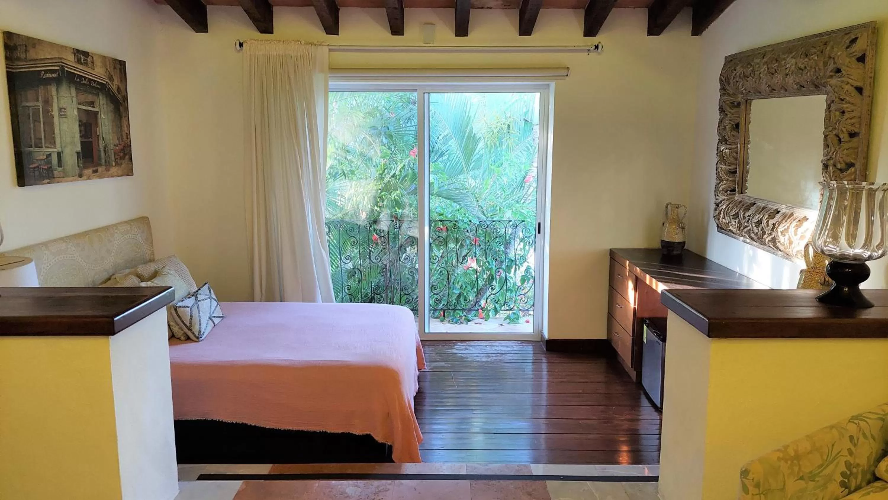 Photo of the whole room, Bed in La Villa du Golf à Cancun Hotel Boutique