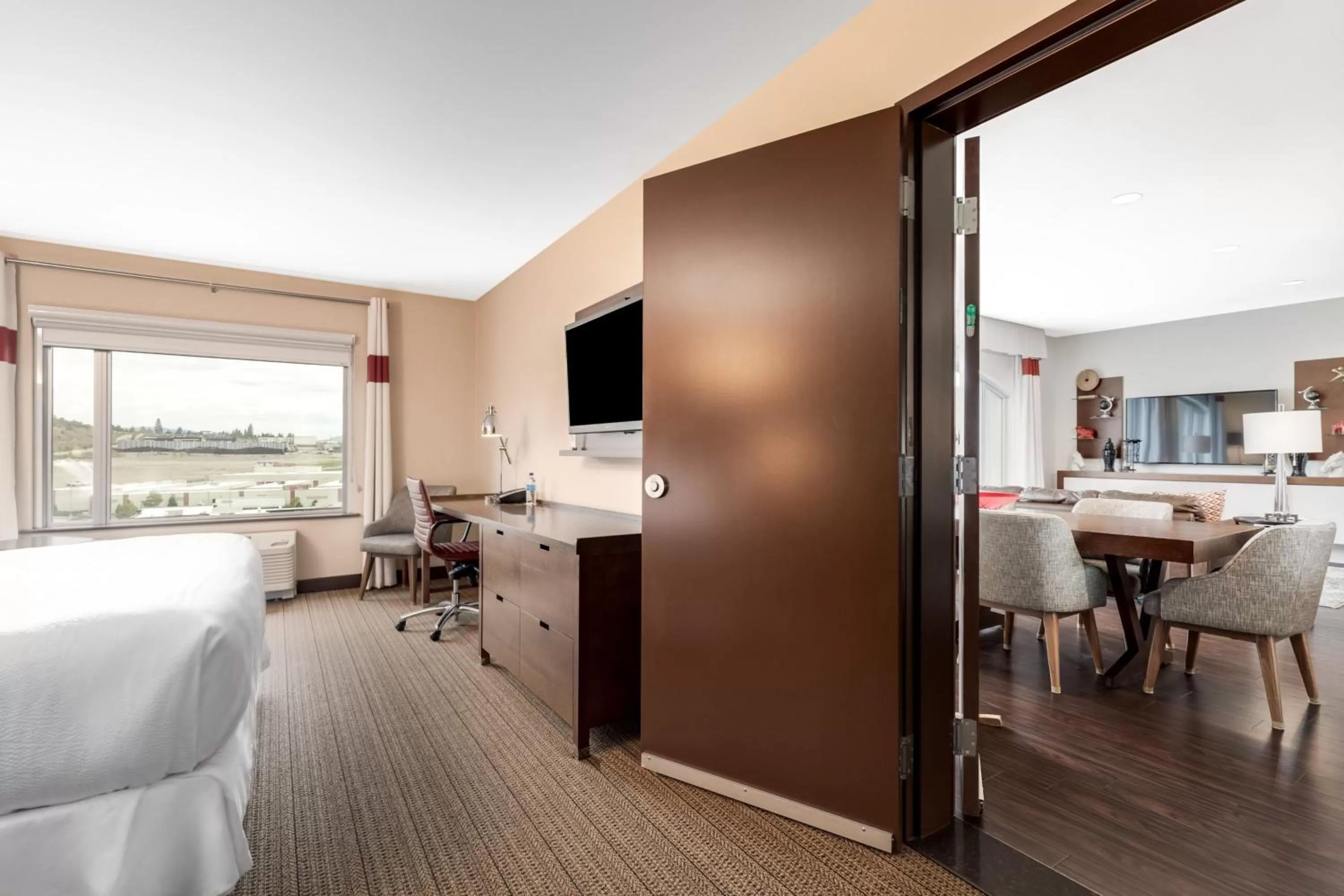 Photo of the whole room, Bed in Four Points by Sheraton Kelowna Airport