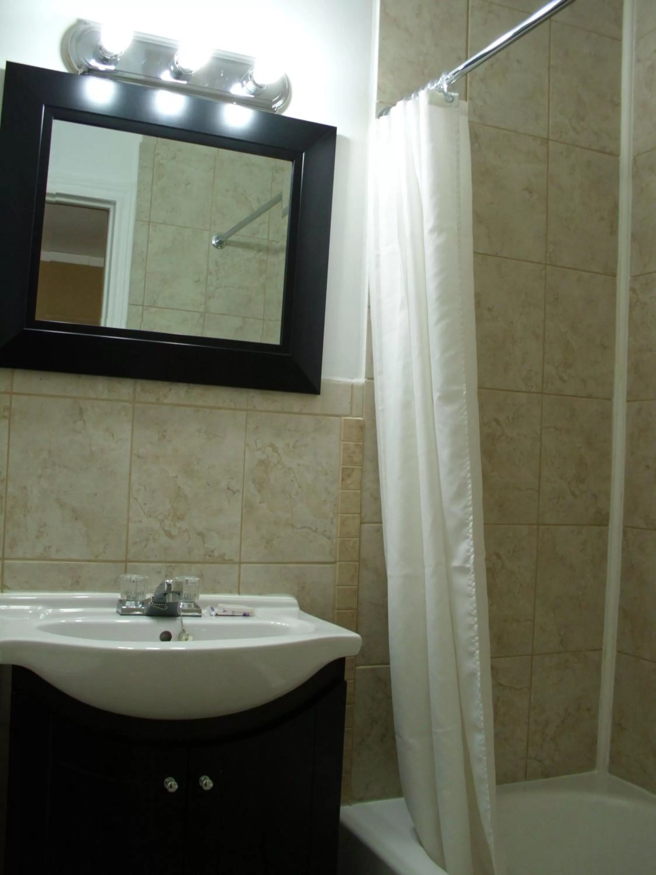 Bathroom in Knights Inn London Ontario