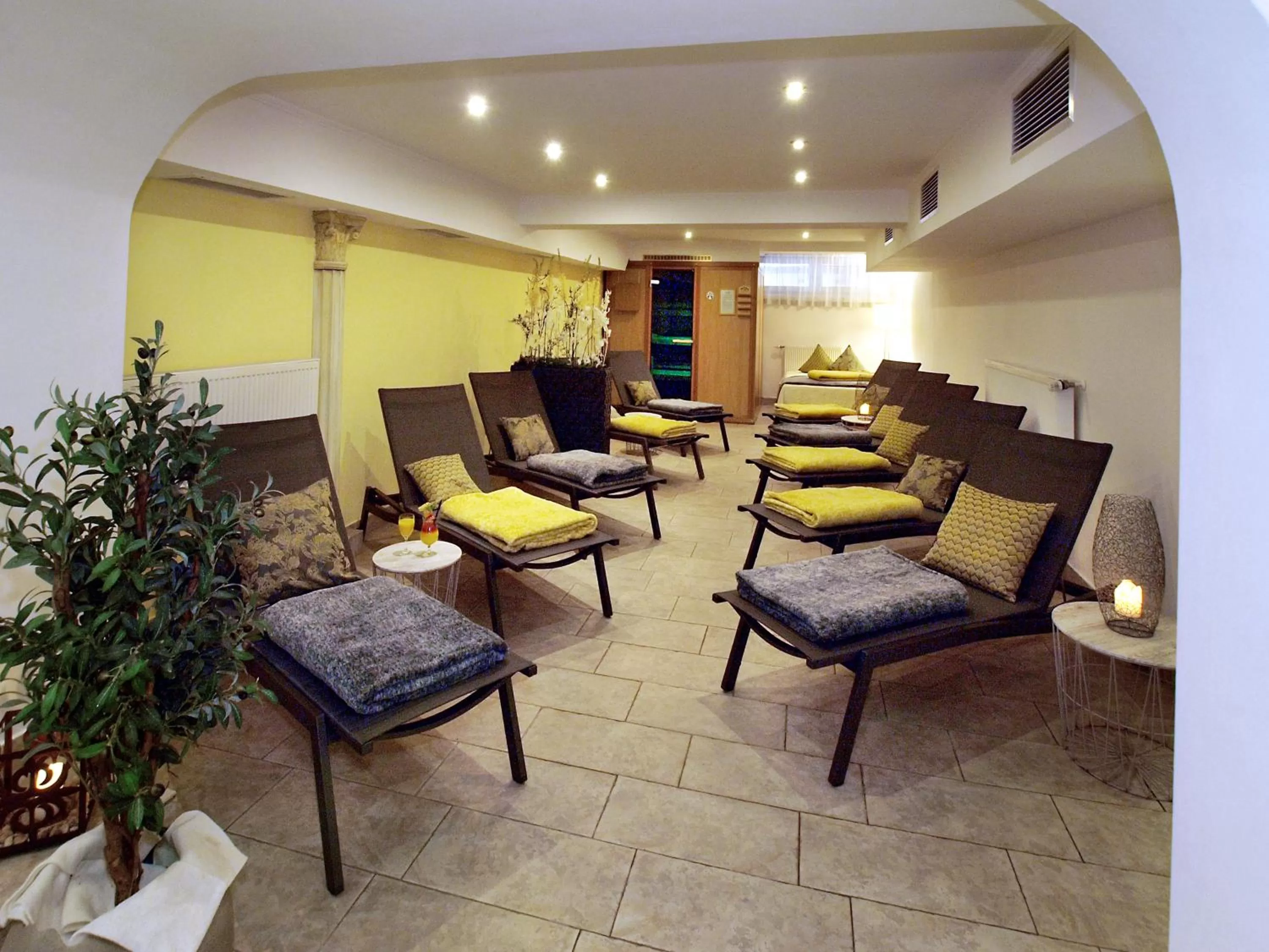 Swimming pool in Hotel Restaurant Zum Goldenen Anker mit Hallenbad